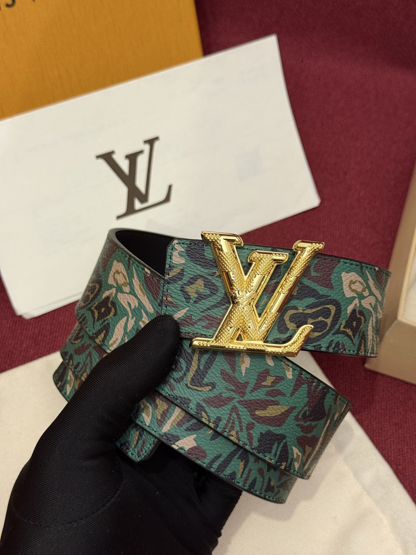 LV花卉迷彩40mm可翻转腰带是对户外爱好者长期青睐的男性主题的一次巧妙重新诠释。柔和的色调被转化为漩涡