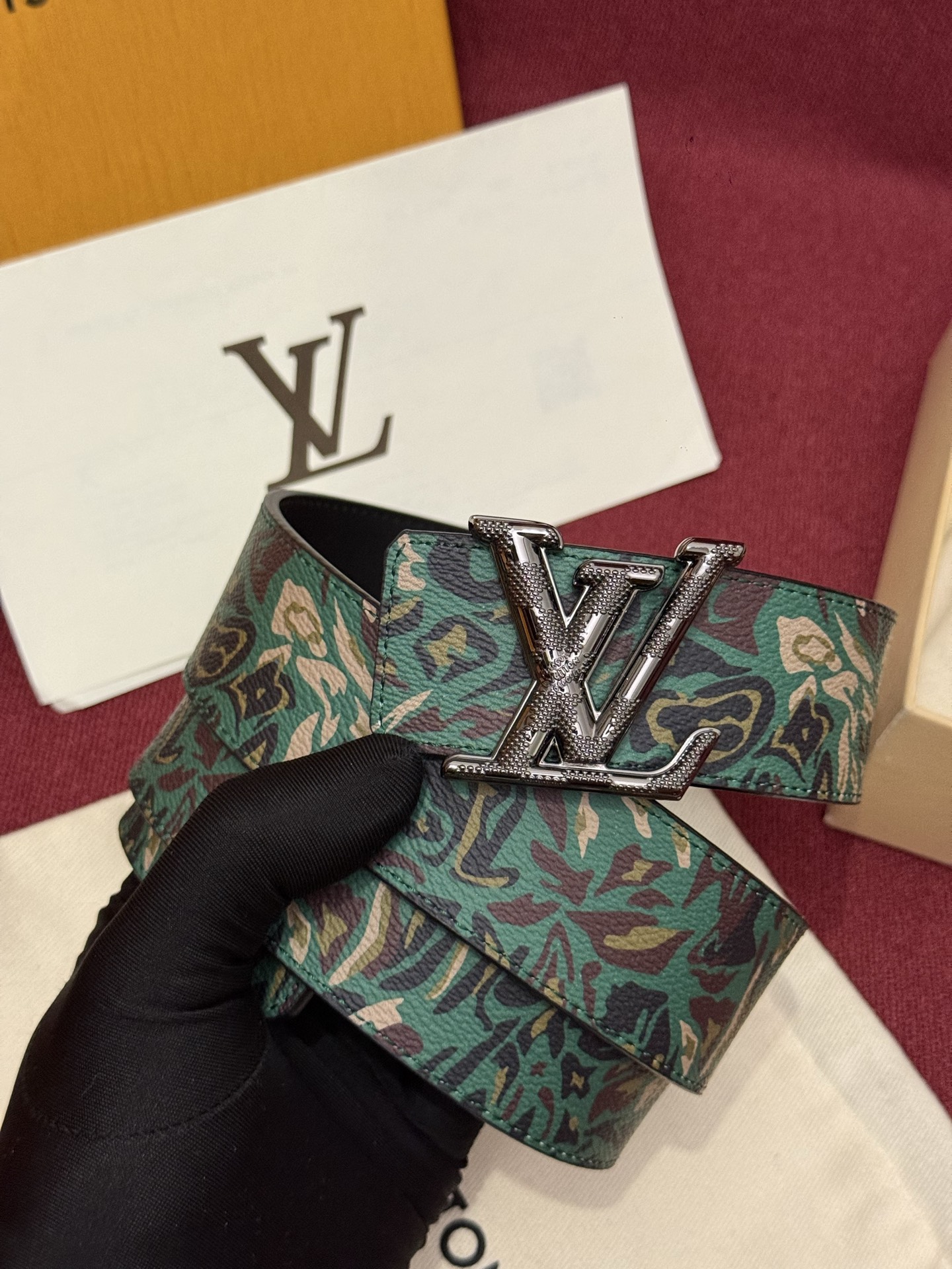 LV花卉迷彩40mm可翻转腰带是对户外爱好者长期青睐的男性主题的一次巧妙重新诠释。柔和的色调被转化为漩涡