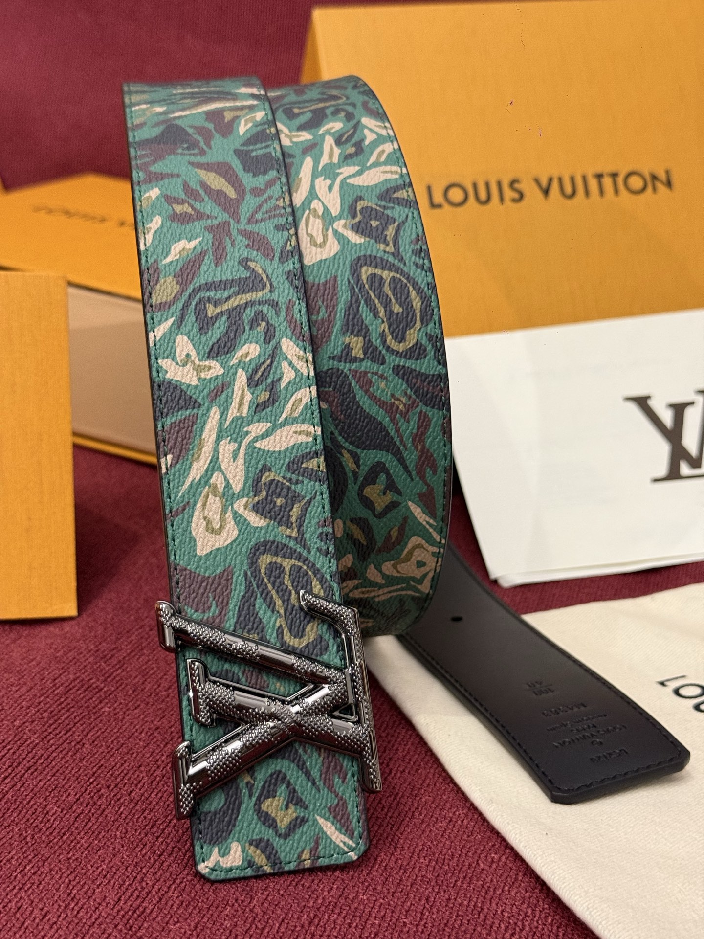 LV花卉迷彩40mm可翻转腰带是对户外爱好者长期青睐的男性主题的一次巧妙重新诠释。柔和的色调被转化为漩涡