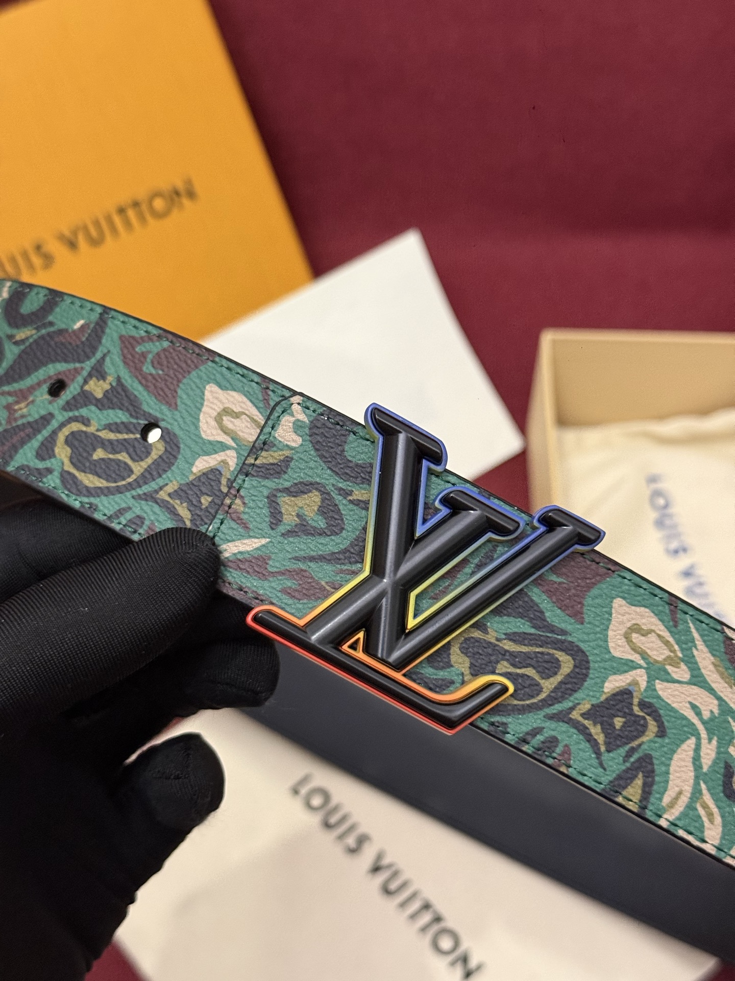 NO:882516,The LV Floral Camouflage 40mm Reversible Belt is a clever reinterpretation of a masculine theme long favored by outdoor enthusiasts. Soft tones are transformed into swirling shapes that merge with the brand's logo. A stylish and elegant alternative, the reverse material is black leather. The silver buckle with floral logo is both an edgy fashion choice and a perfect fit for the overall style. Belt, louis vuitton19860909LV花卉迷彩40mm可翻转腰带是对户外爱好者长期青睐的男性主题的一次巧妙重新诠释.柔和的色调被转化为漩涡形状与品牌标识的融合.作为一款时尚优雅的替代品,反面的材质则是黑色皮革.带有花卉标识的银色扣子既适合前卫时尚的选择,也完全契合整体风格.,皮带,louis vuitton,Belt