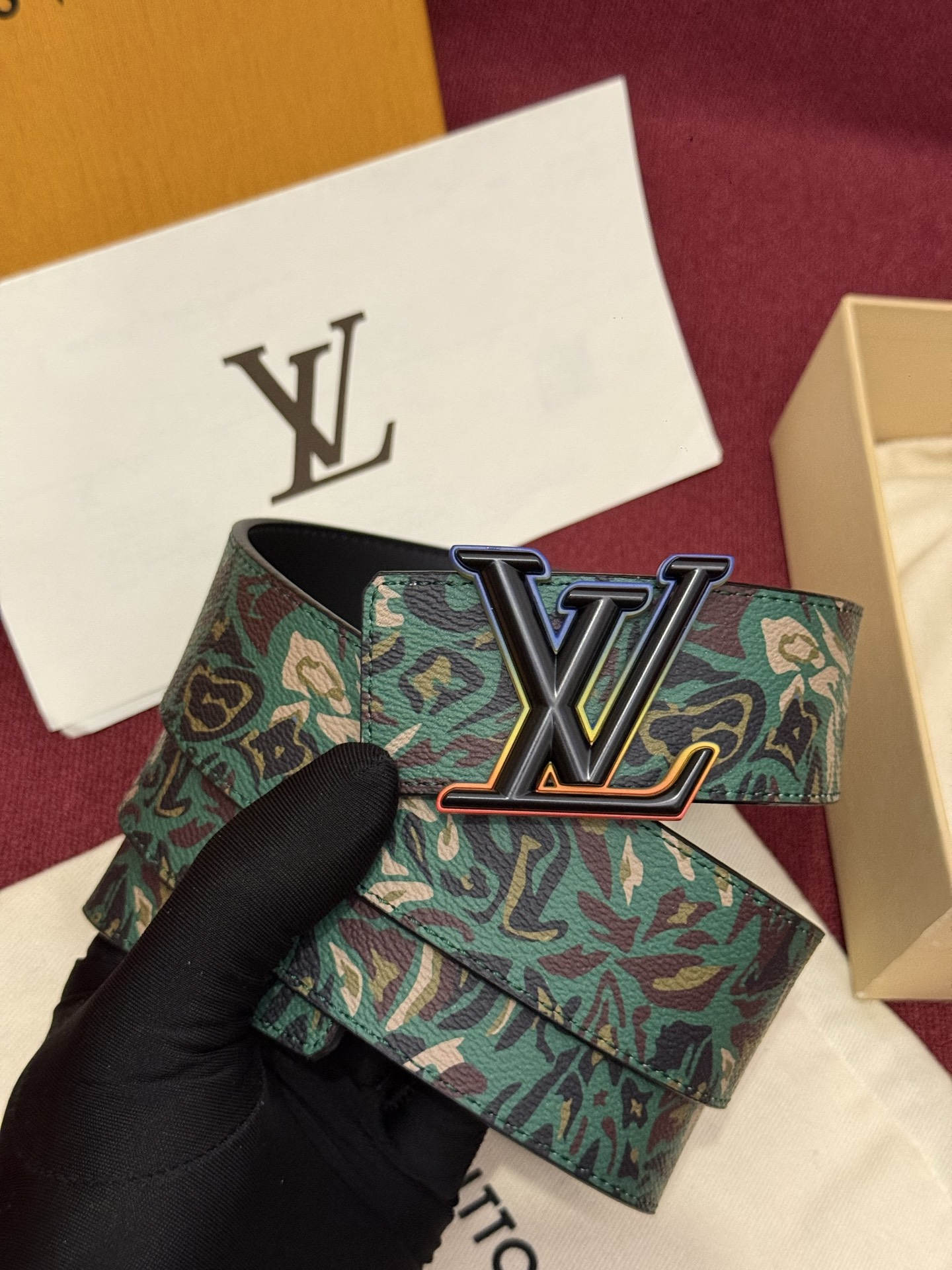 LV花卉迷彩40mm可翻转腰带是对户外爱好者长期青睐的男性主题的一次巧妙重新诠释。柔和的色调被转化为漩涡