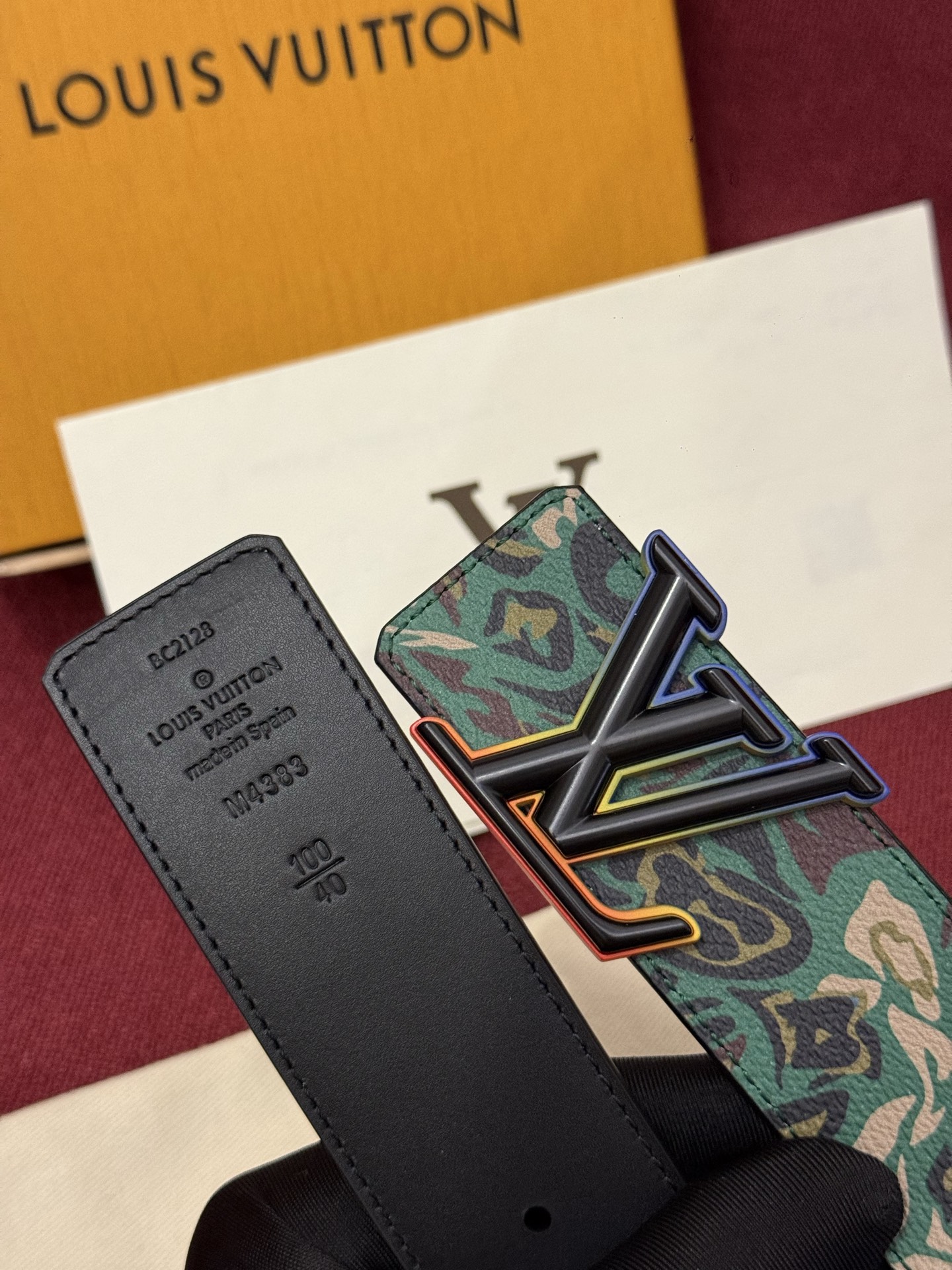 LV花卉迷彩40mm可翻转腰带是对户外爱好者长期青睐的男性主题的一次巧妙重新诠释。柔和的色调被转化为漩涡