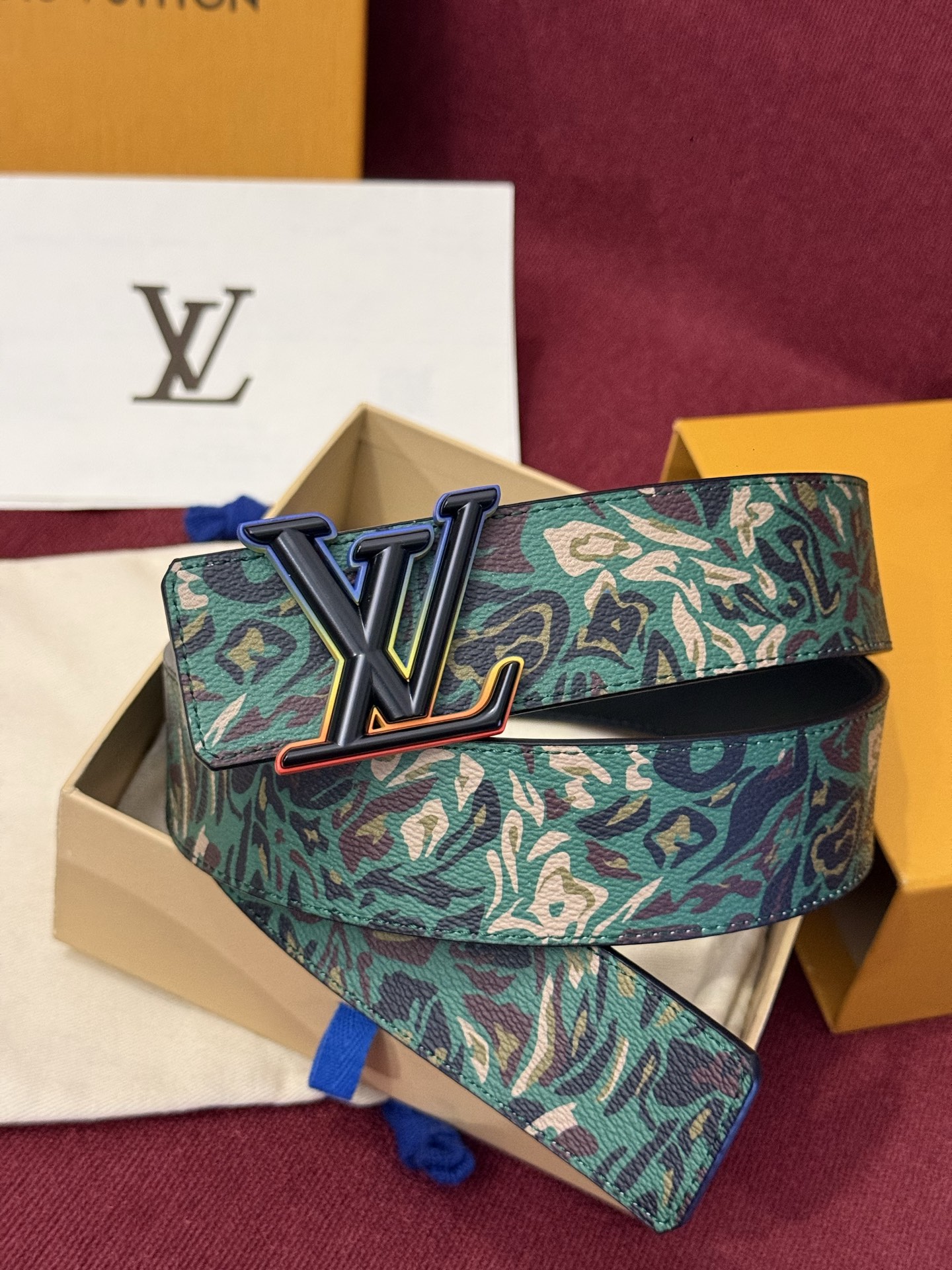 LV花卉迷彩40mm可翻转腰带是对户外爱好者长期青睐的男性主题的一次巧妙重新诠释。柔和的色调被转化为漩涡