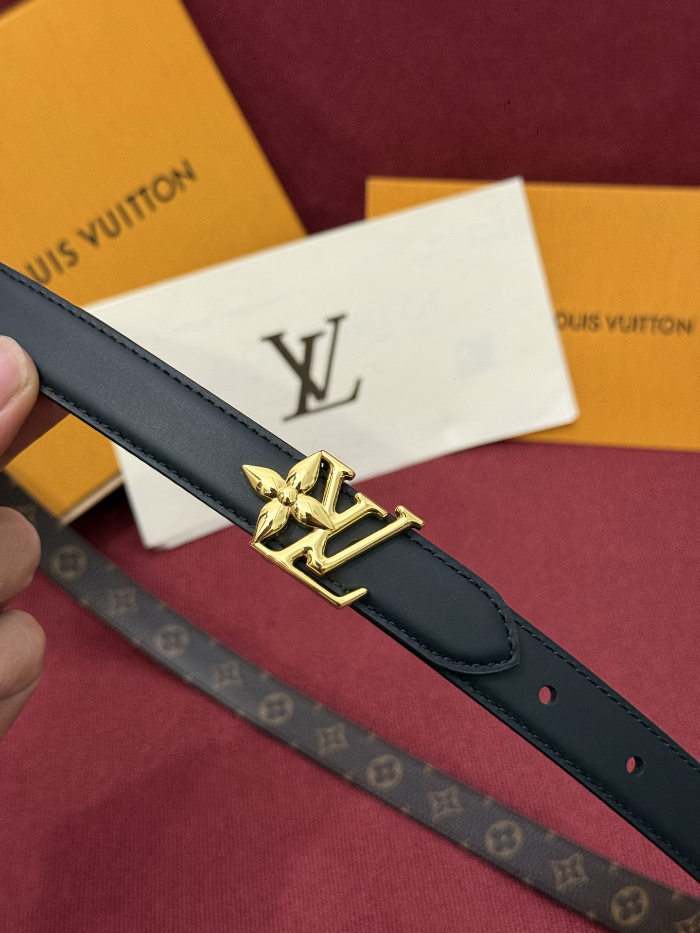 2.0 LV Bloom腰带势必成为路易威登的经典之作。其夺人眼球的扣环巧妙融合了LV标识与Monogr