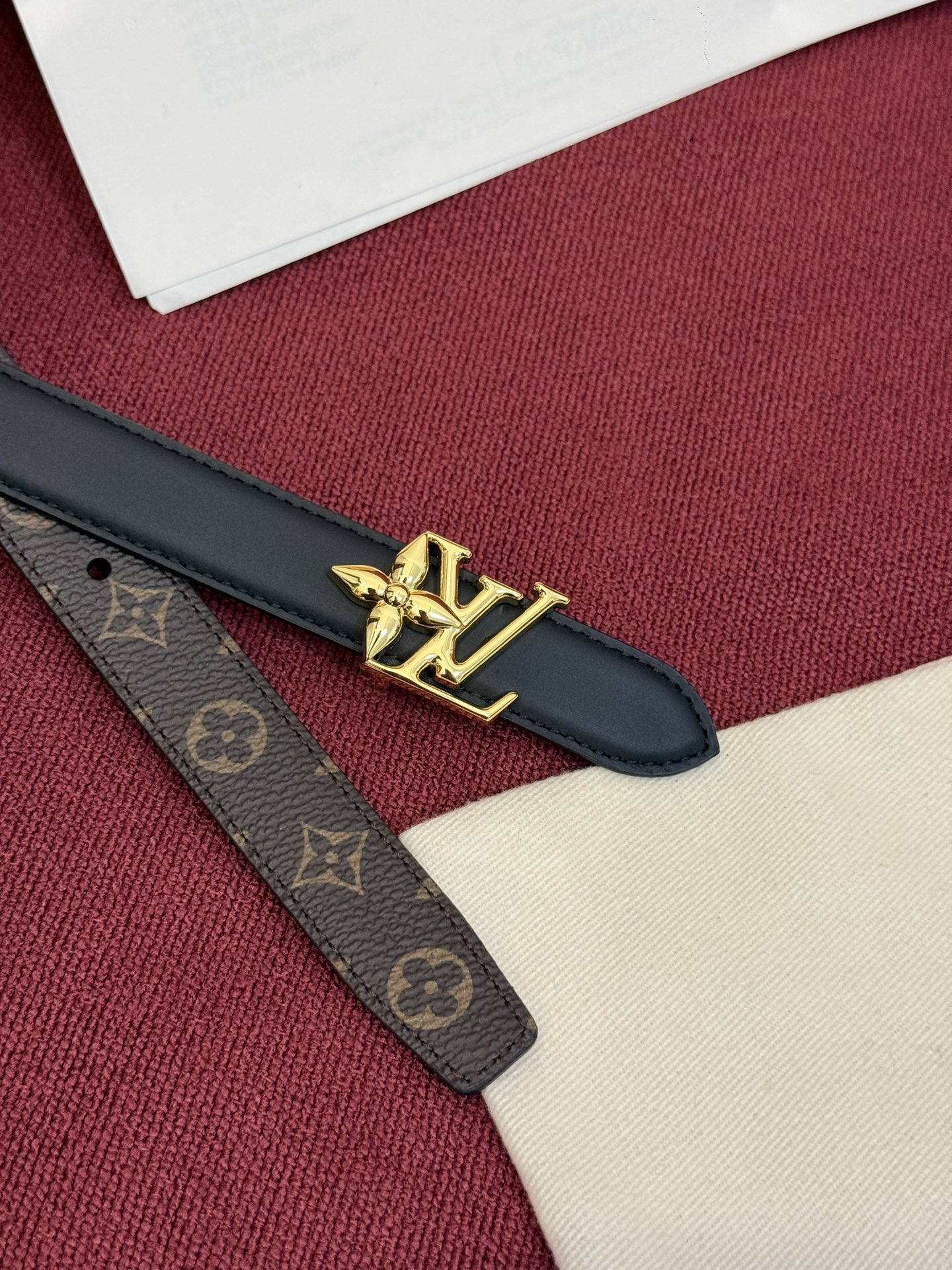 2.0 LV Bloom腰带势必成为路易威登的经典之作。其夺人眼球的扣环巧妙融合了LV标识与Monogr
