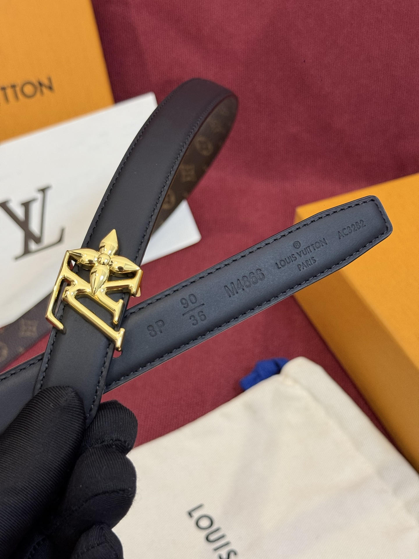 2.0 LV Bloom腰带势必成为路易威登的经典之作。其夺人眼球的扣环巧妙融合了LV标识与Monogr