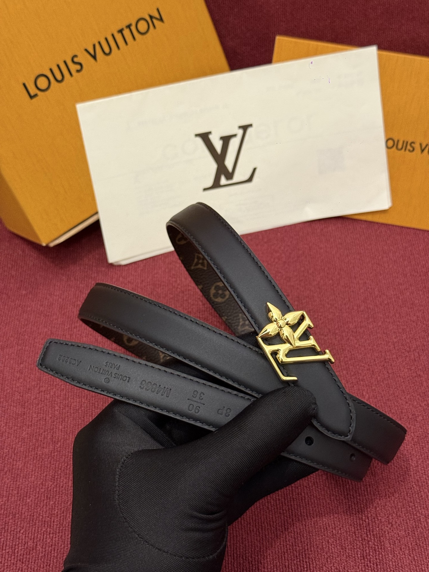 2.0 LV Bloom腰带势必成为路易威登的经典之作。其夺人眼球的扣环巧妙融合了LV标识与Monogr