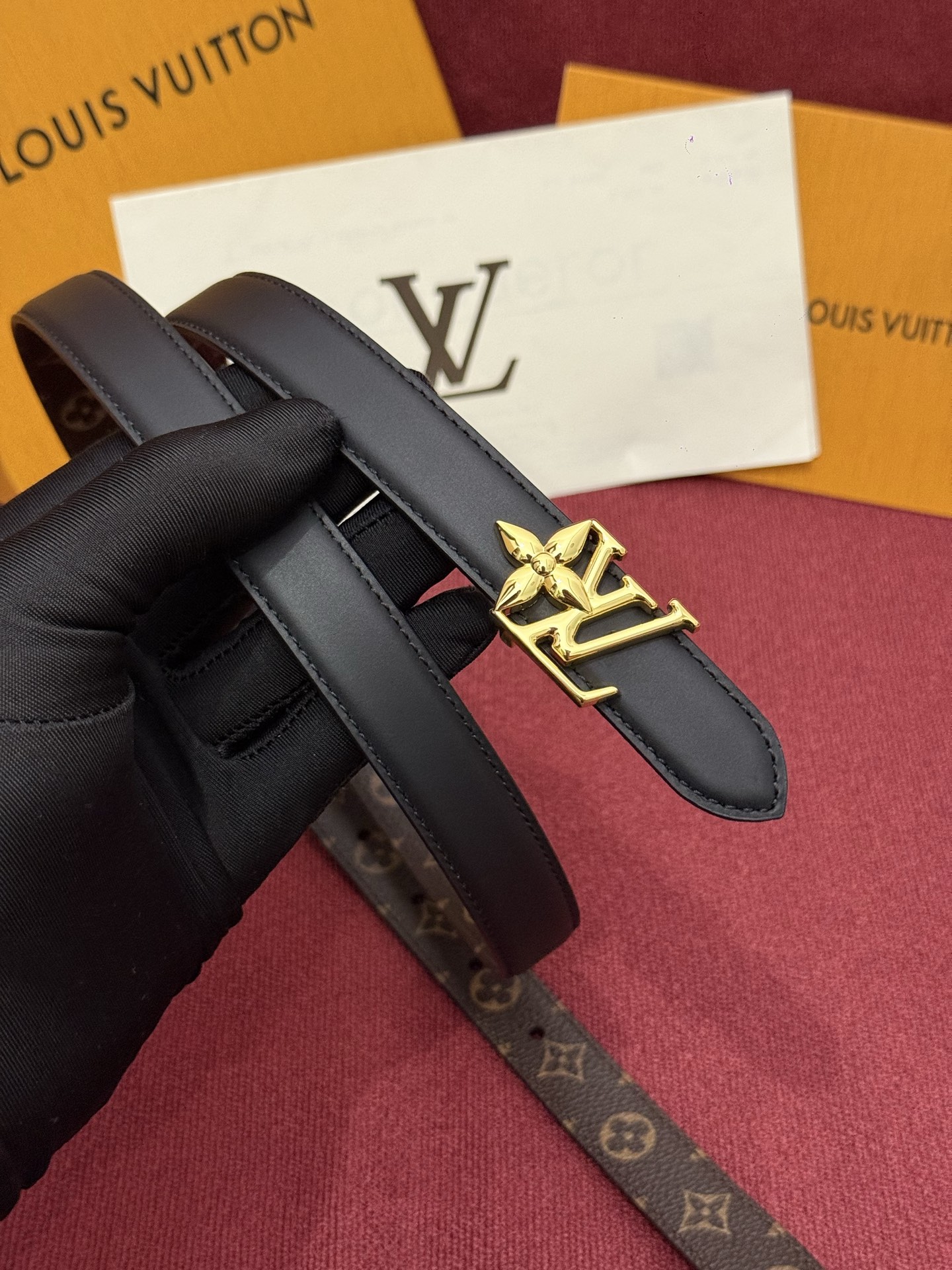 2.0 LV Bloom腰带势必成为路易威登的经典之作。其夺人眼球的扣环巧妙融合了LV标识与Monogr