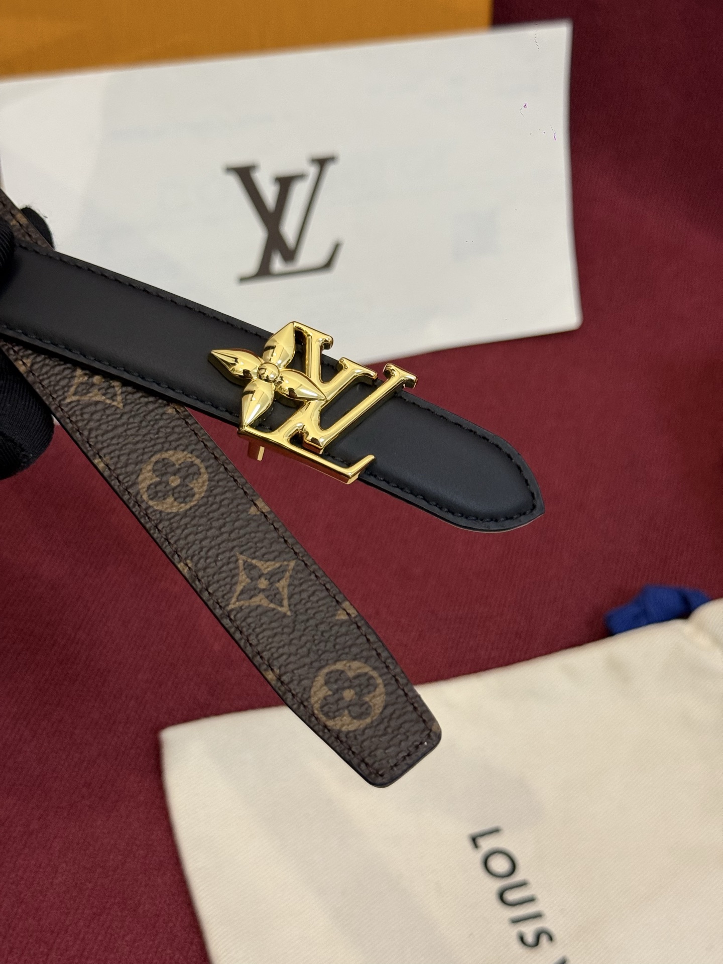 2.0 LV Bloom腰带势必成为路易威登的经典之作。其夺人眼球的扣环巧妙融合了LV标识与Monogr