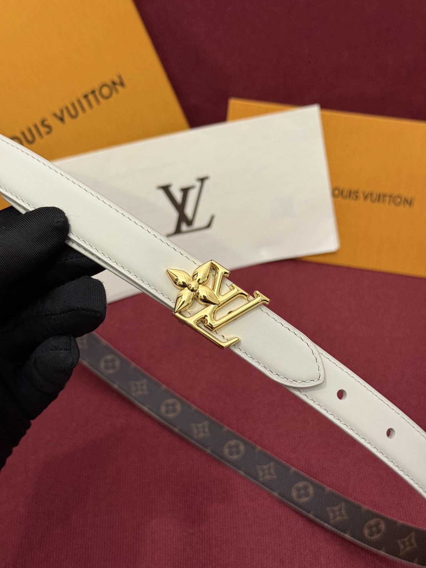 2.0 LV Bloom腰带势必成为路易威登的经典之作。其夺人眼球的扣环巧妙融合了LV标识与Monogr
