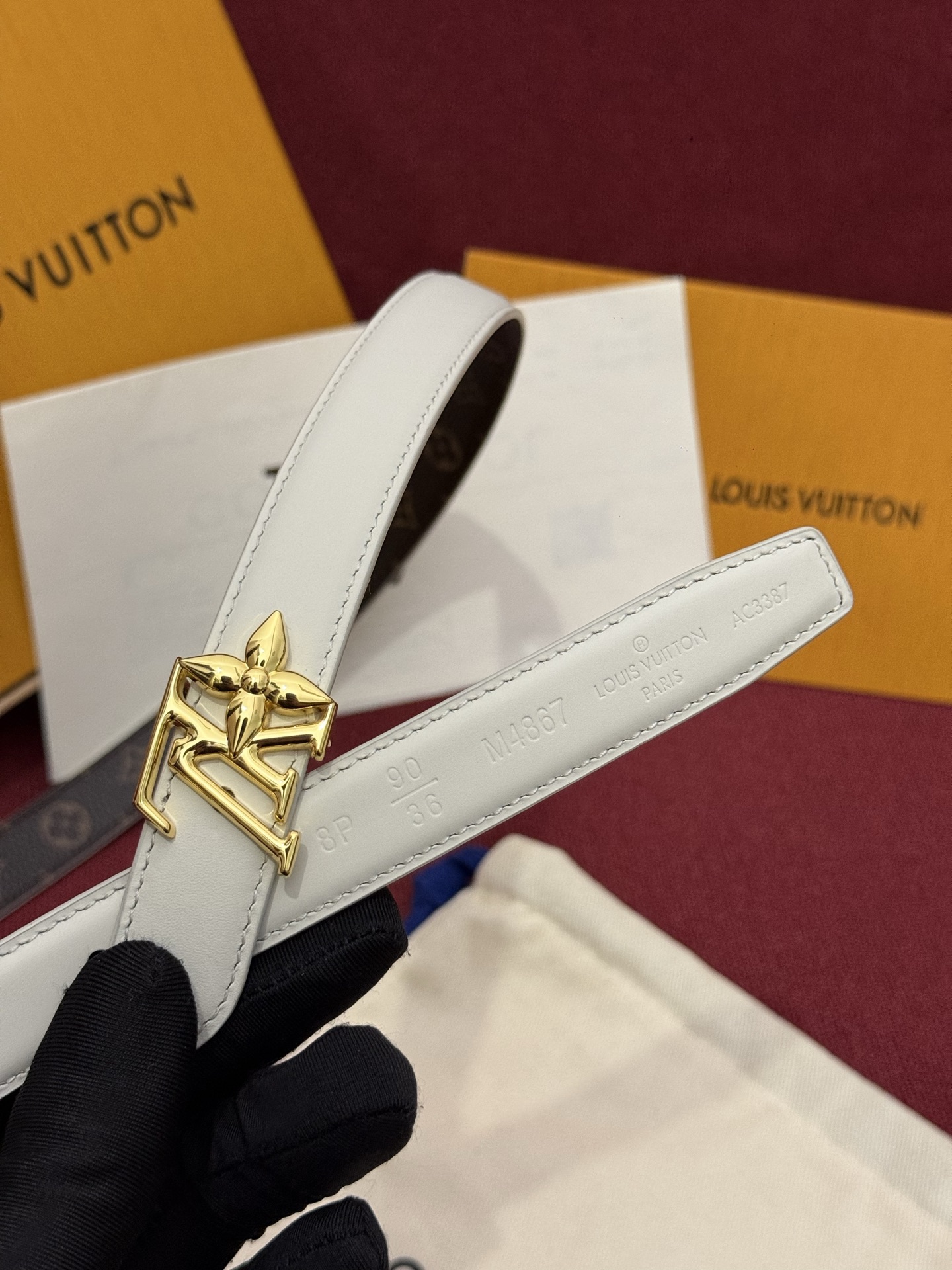 2.0 LV Bloom腰带势必成为路易威登的经典之作。其夺人眼球的扣环巧妙融合了LV标识与Monogr