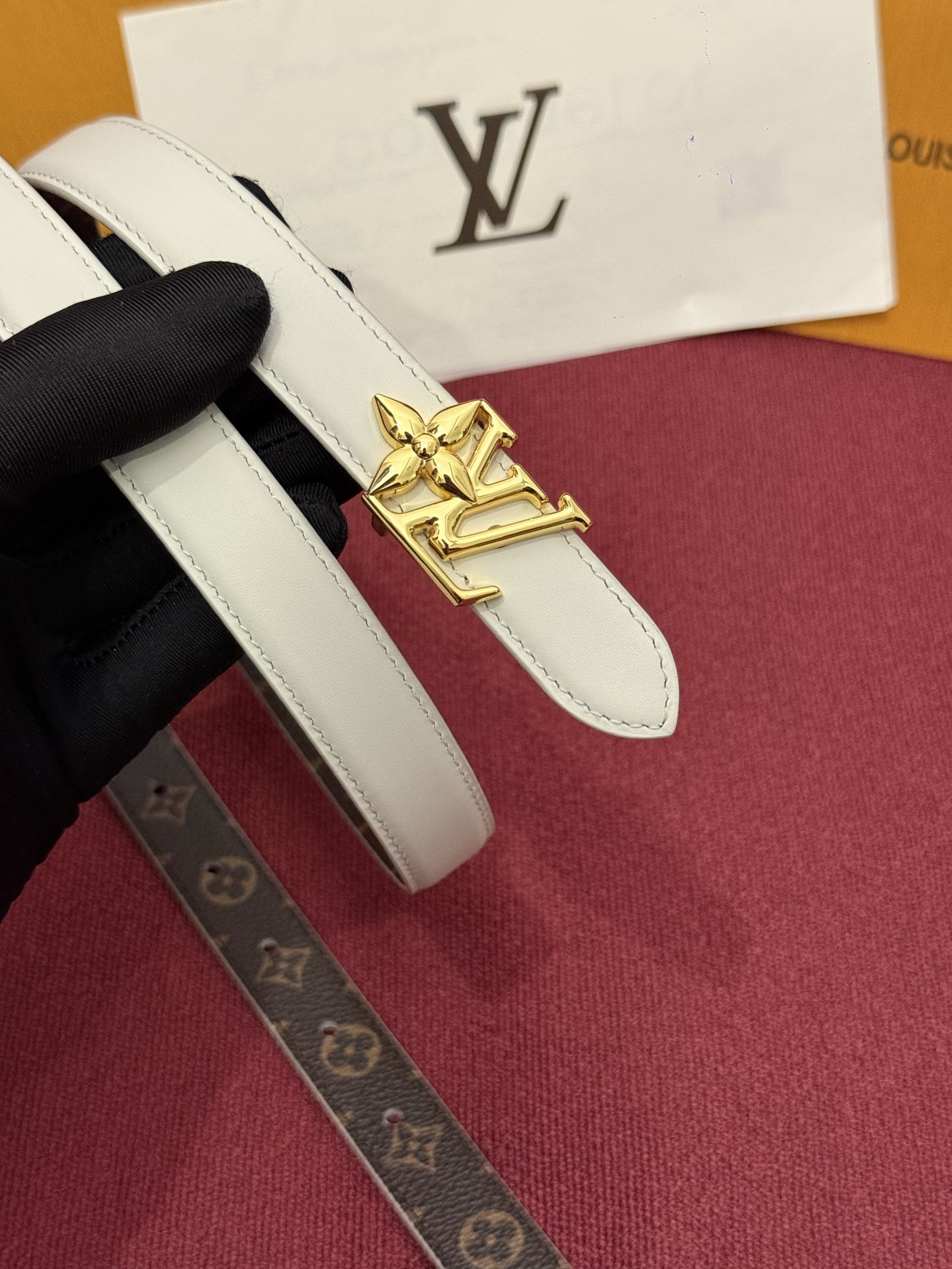 2.0 LV Bloom腰带势必成为路易威登的经典之作。其夺人眼球的扣环巧妙融合了LV标识与Monogr
