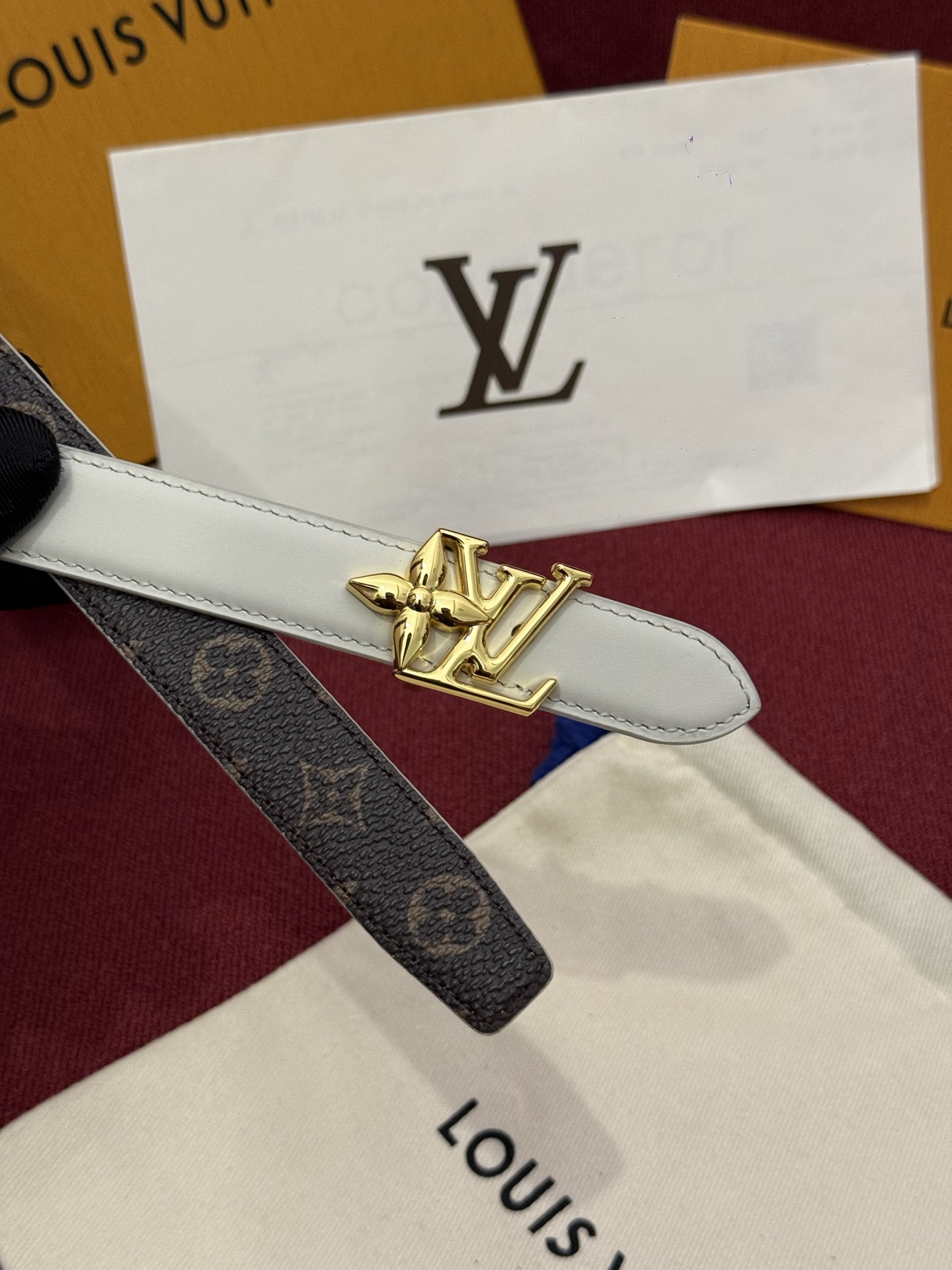 2.0 LV Bloom腰带势必成为路易威登的经典之作。其夺人眼球的扣环巧妙融合了LV标识与Monogr