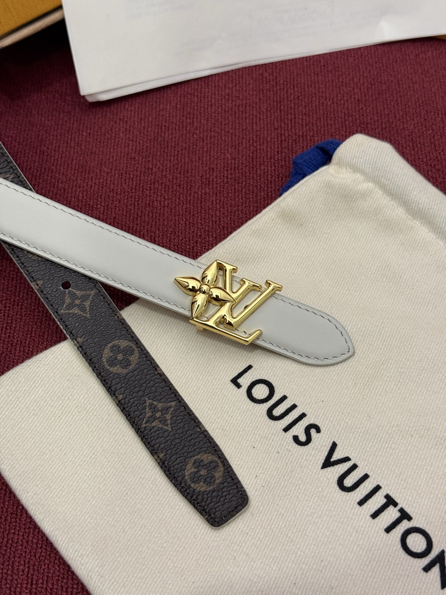 2.0 LV Bloom腰带势必成为路易威登的经典之作。其夺人眼球的扣环巧妙融合了LV标识与Monogr