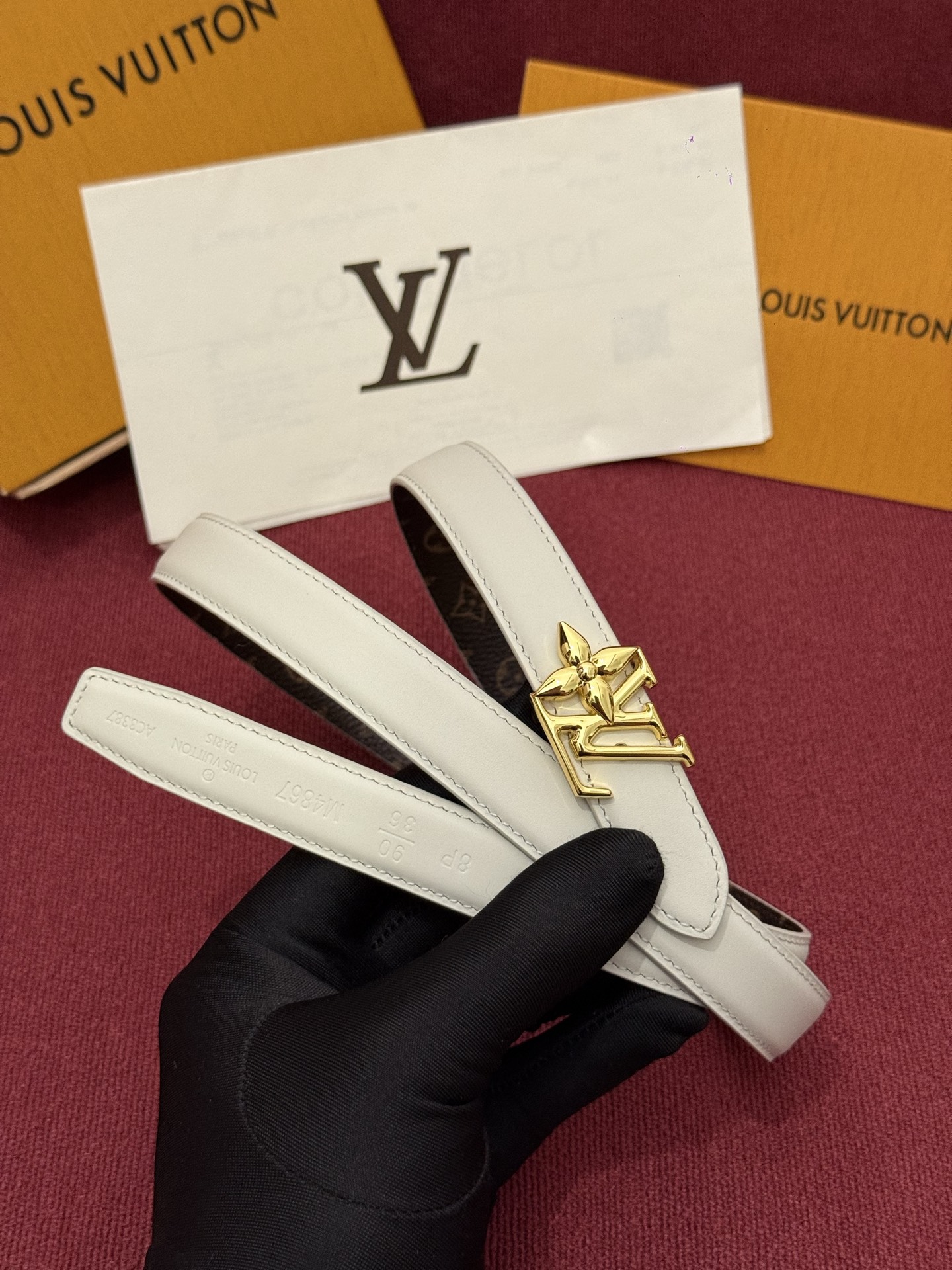 2.0 LV Bloom腰带势必成为路易威登的经典之作。其夺人眼球的扣环巧妙融合了LV标识与Monogr