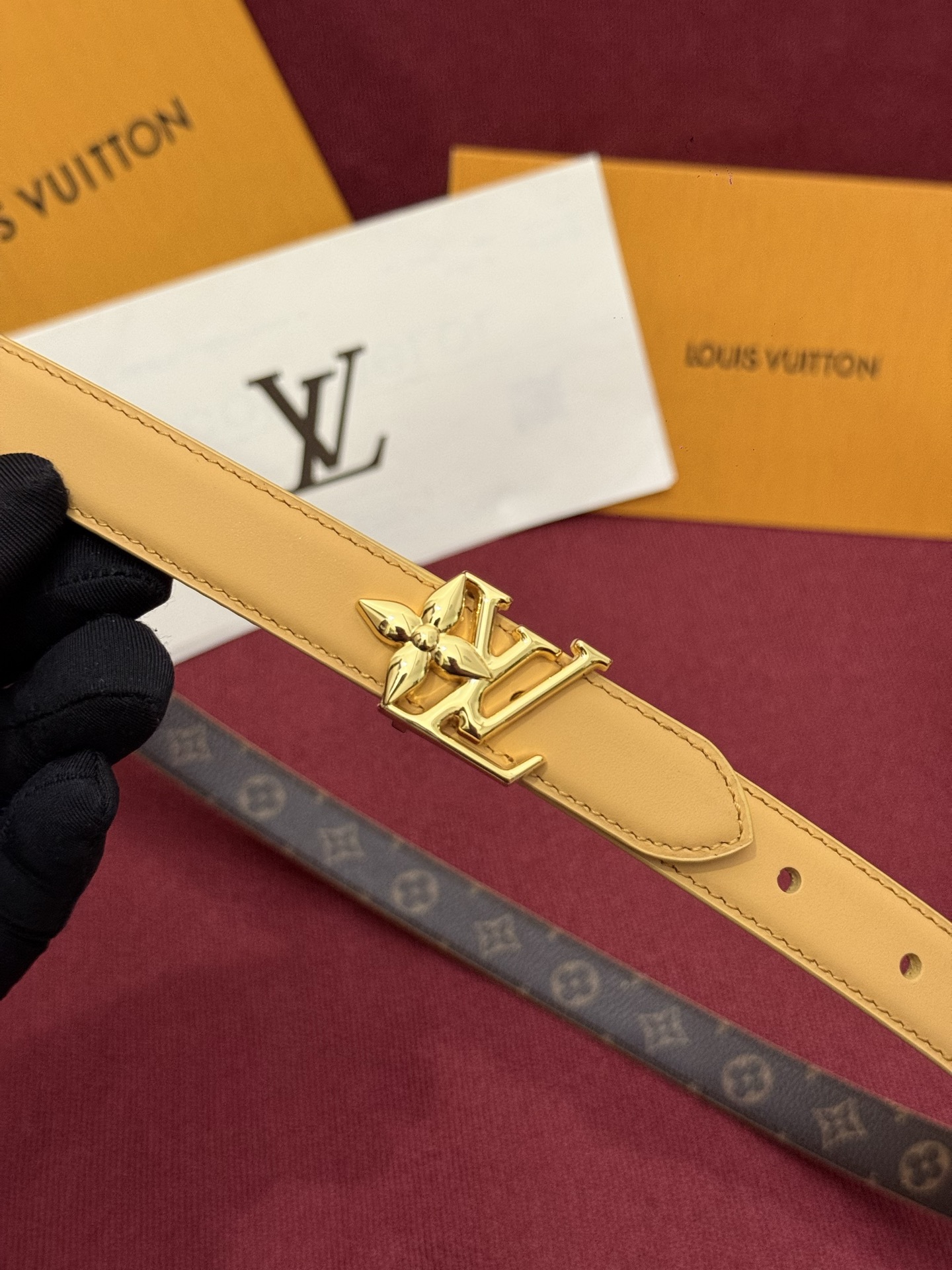 2.0 LV Bloom腰带势必成为路易威登的经典之作。其夺人眼球的扣环巧妙融合了LV标识与Monogr