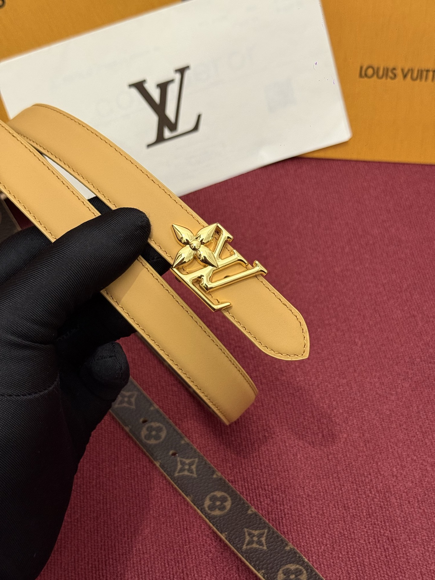 2.0 LV Bloom腰带势必成为路易威登的经典之作。其夺人眼球的扣环巧妙融合了LV标识与Monogr