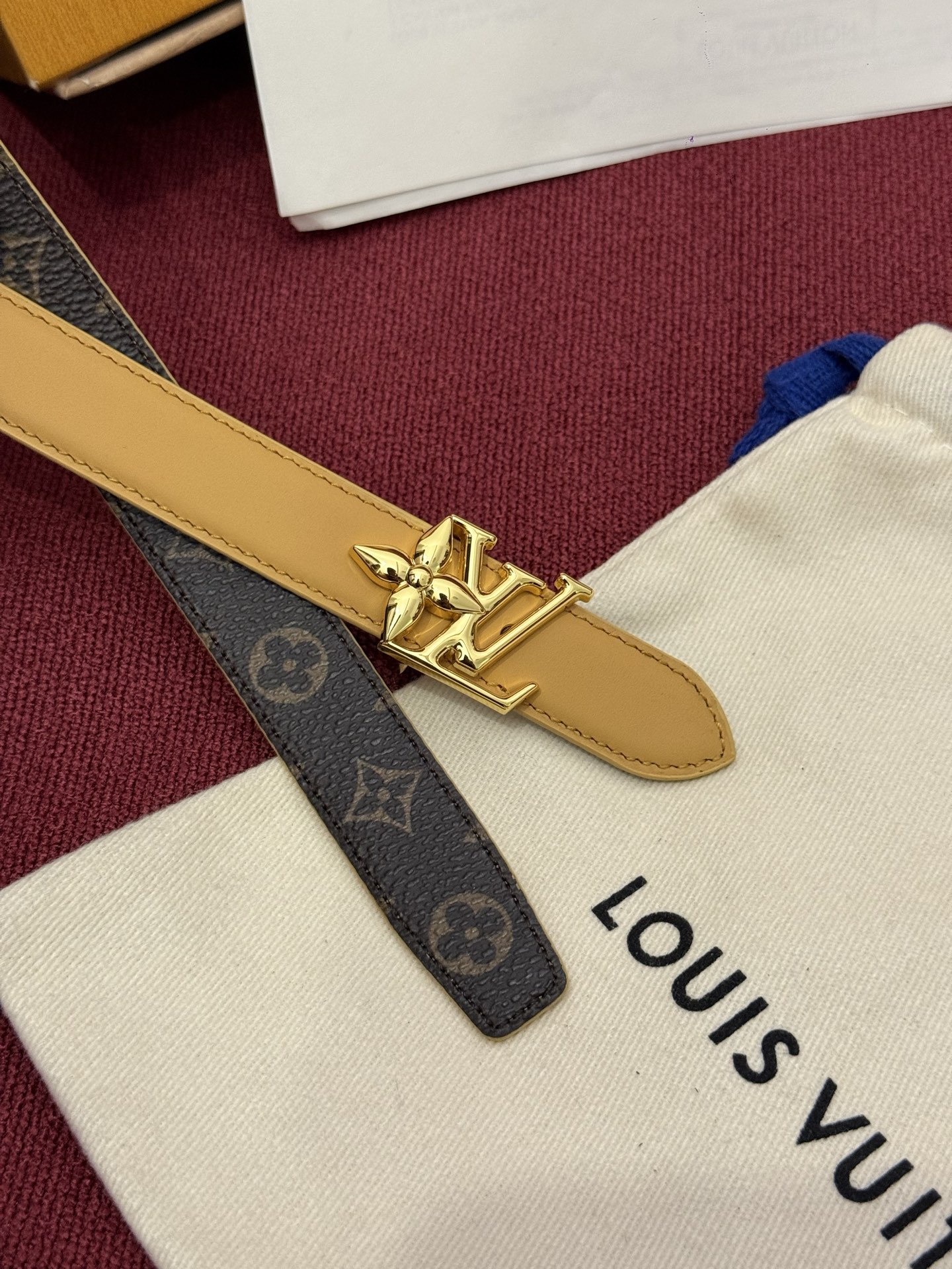 2.0 LV Bloom腰带势必成为路易威登的经典之作。其夺人眼球的扣环巧妙融合了LV标识与Monogr