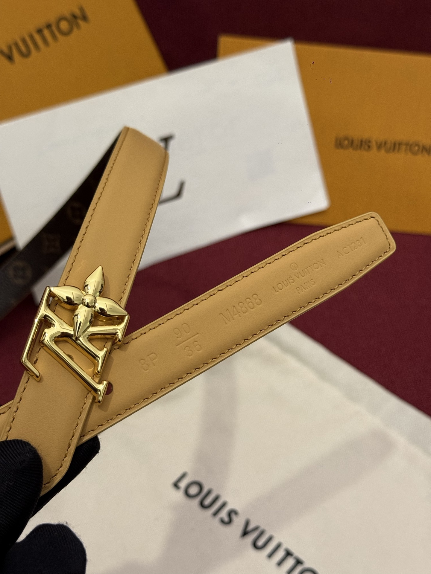 2.0 LV Bloom腰带势必成为路易威登的经典之作。其夺人眼球的扣环巧妙融合了LV标识与Monogr