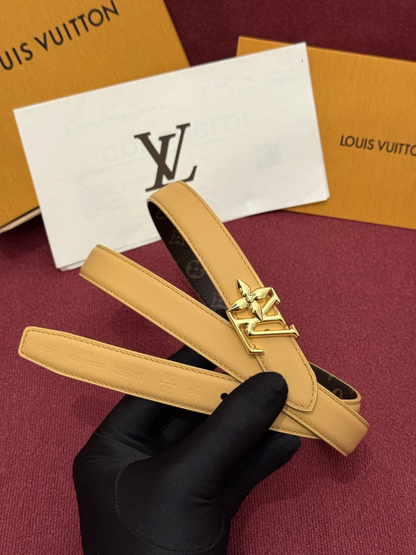 2.0 LV Bloom腰带势必成为路易威登的经典之作。其夺人眼球的扣环巧妙融合了LV标识与Monogr