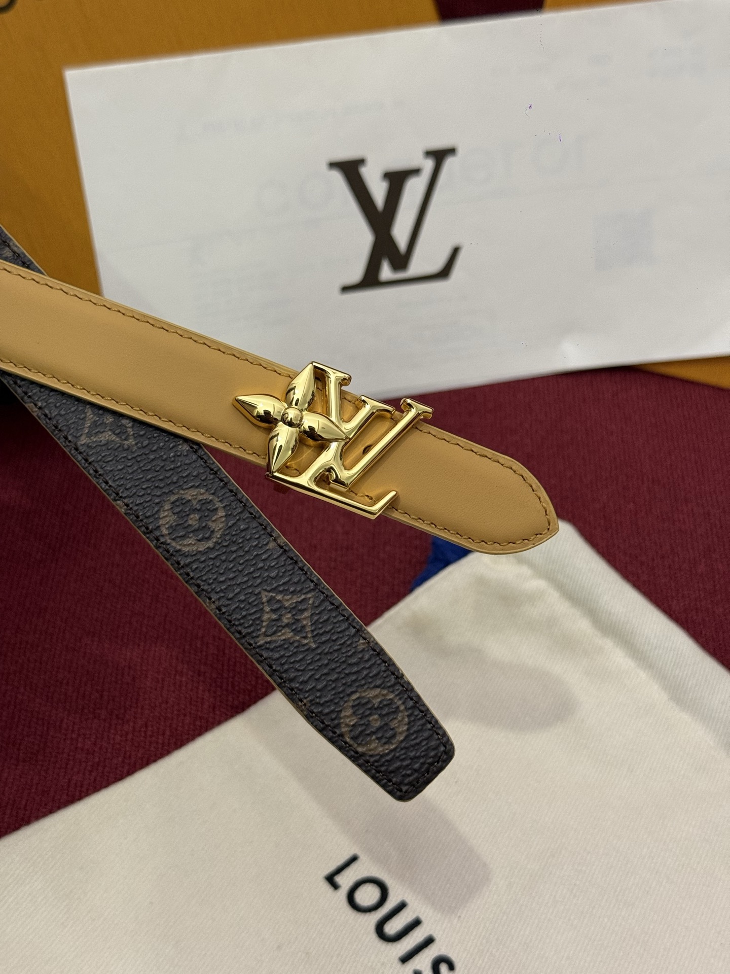 2.0 LV Bloom腰带势必成为路易威登的经典之作。其夺人眼球的扣环巧妙融合了LV标识与Monogr
