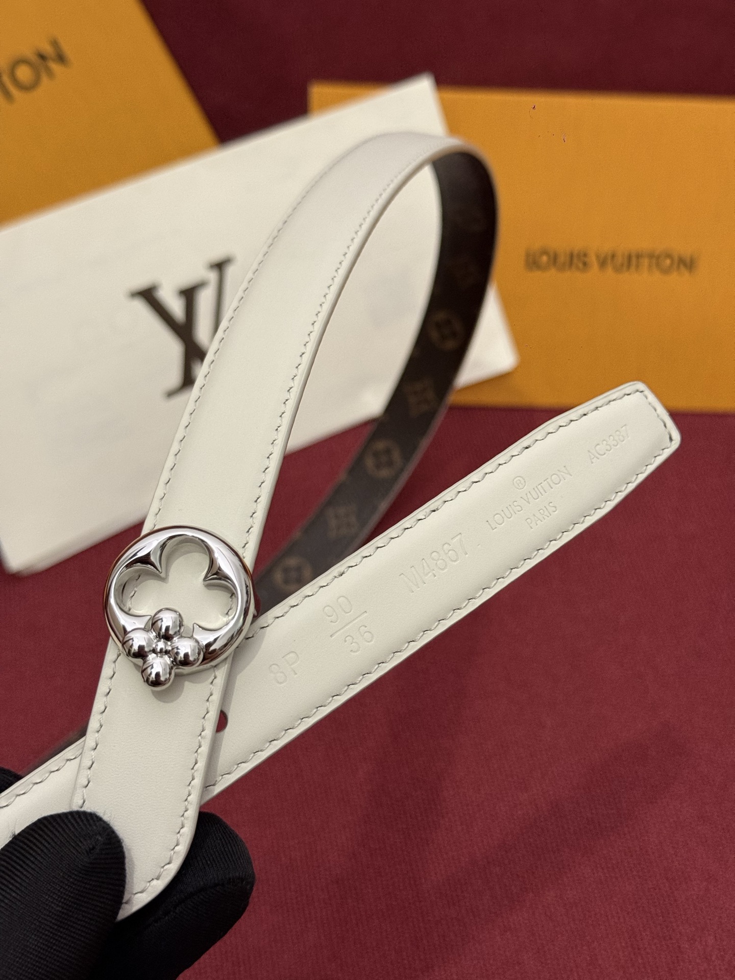 2.0 LV Bloom腰带势必成为路易威登的经典之作。其夺人眼球的扣环巧妙融合了LV标识与Monogr