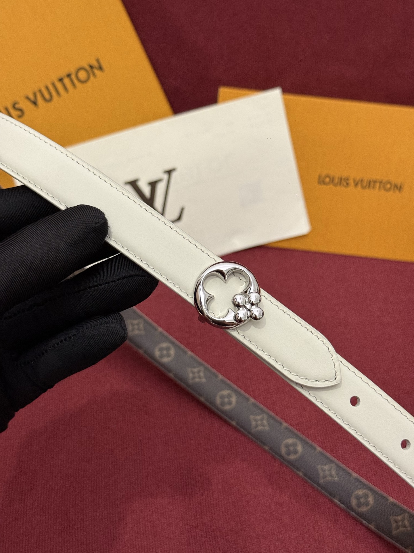 NO:882523,The 2.0 LV Bloom belt is bound to become a Louis Vuitton classic. Its eye-catching buckle cleverly combines the elements of the LV logo and the Monogram floral pattern, and is carefully crafted from golden metal. A reversible strap that cleverly combines top-quality calfskin with the brand's iconic Monogram canvas, making it a practical and elegant everyday belt., belt, louis vuitton, louis vuitton, cowhide198609092.0 LV Bloom腰带势必成为路易威登的经典之作.其夺人眼球的扣环巧妙融合了LV标识与Monogram花卉图案的元素,并以金色金属材质精心打造而成.一条可翻转的带子,将顶级小牛皮与品牌标志性的Monogram帆布巧妙结合,使其成为一款既实用又优雅的日常腰带.,皮带,louis vuitton,louis vuitton,cowhide,Belt