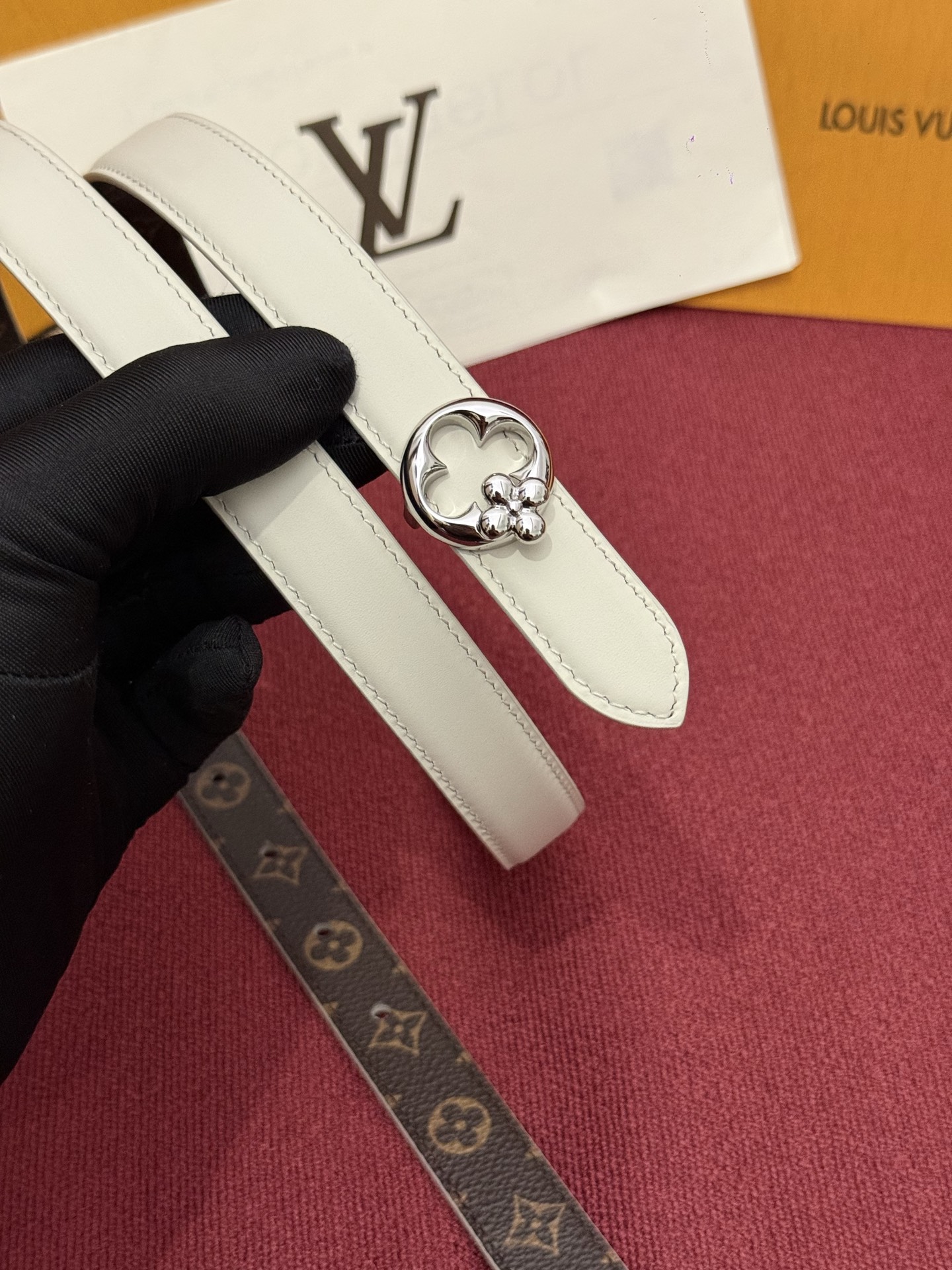 2.0 LV Bloom腰带势必成为路易威登的经典之作。其夺人眼球的扣环巧妙融合了LV标识与Monogr