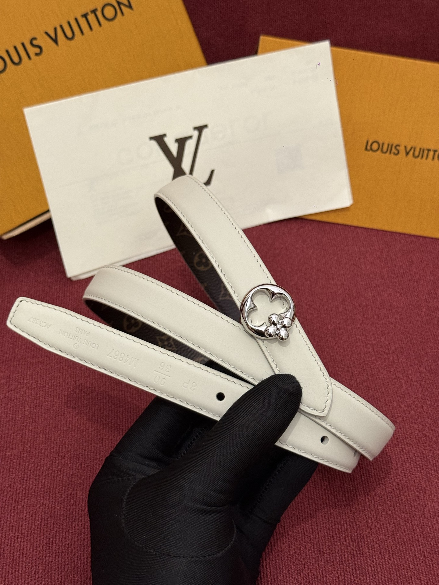 2.0 LV Bloom腰带势必成为路易威登的经典之作。其夺人眼球的扣环巧妙融合了LV标识与Monogr