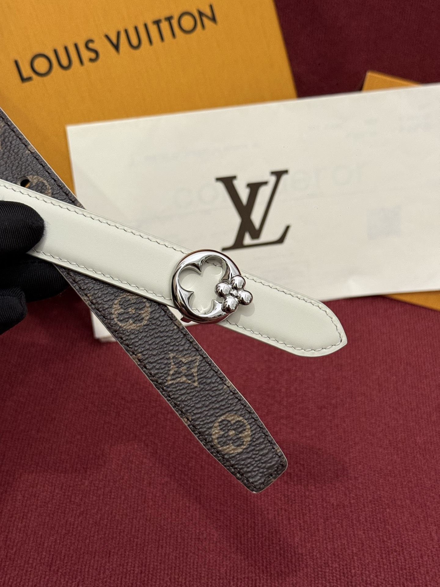 2.0 LV Bloom腰带势必成为路易威登的经典之作。其夺人眼球的扣环巧妙融合了LV标识与Monogr