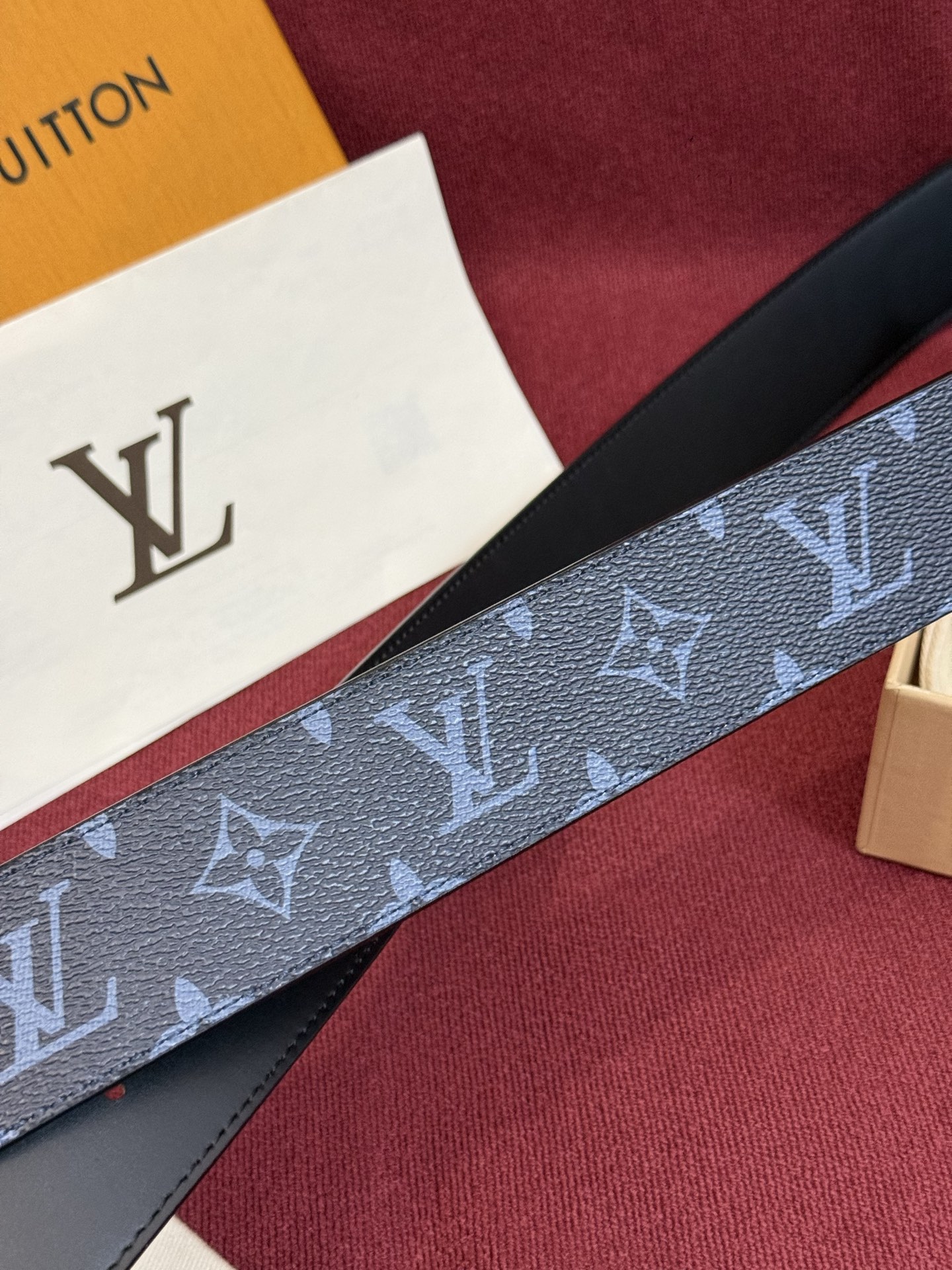 这款由西班牙制造的 LV Initiales Monogram 40mm 可翻转腰带采用了与秋季氛围相契