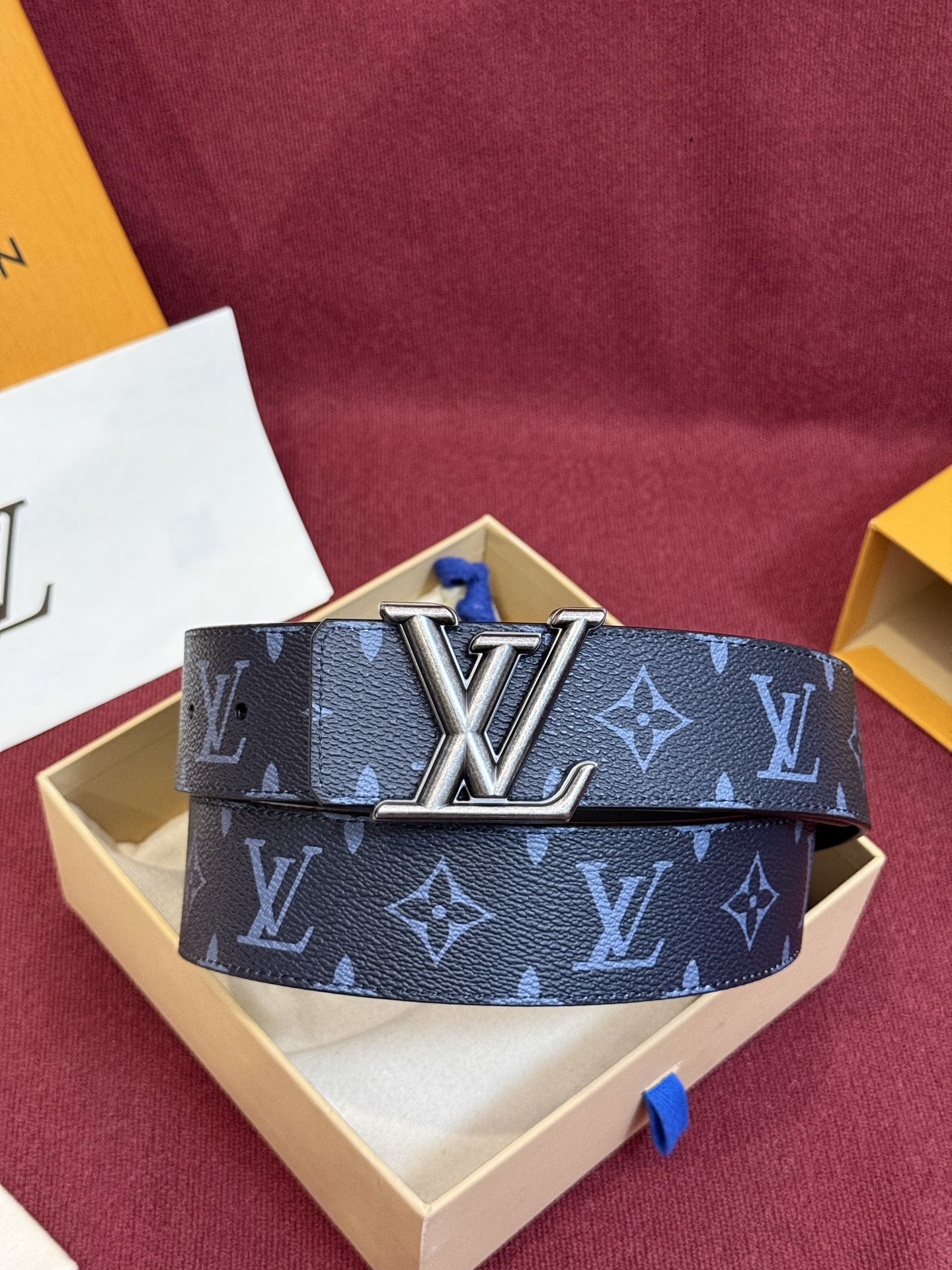 这款由西班牙制造的 LV Initiales Monogram 40mm 可翻转腰带采用了与秋季氛围相契