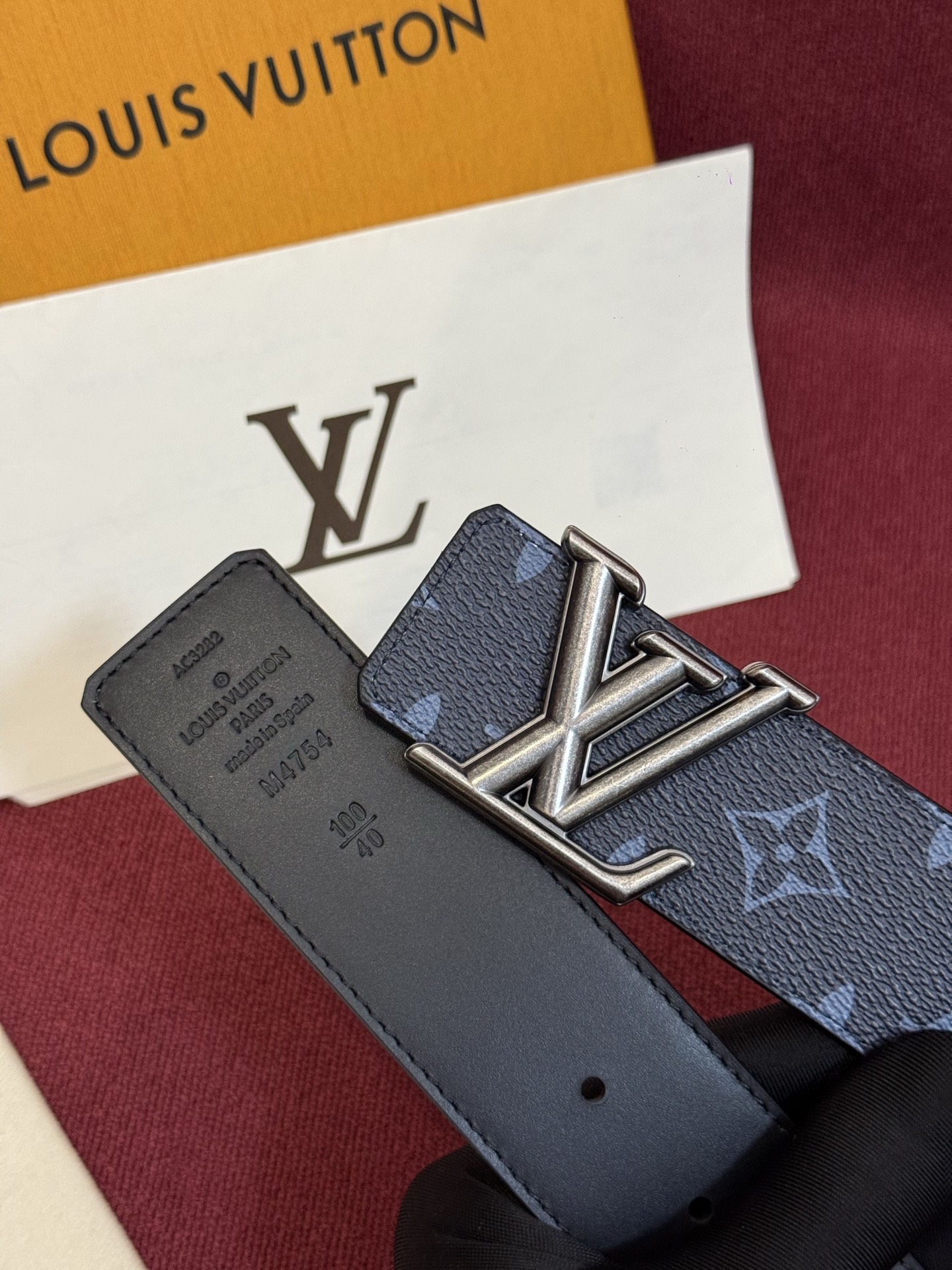 这款由西班牙制造的 LV Initiales Monogram 40mm 可翻转腰带采用了与秋季氛围相契