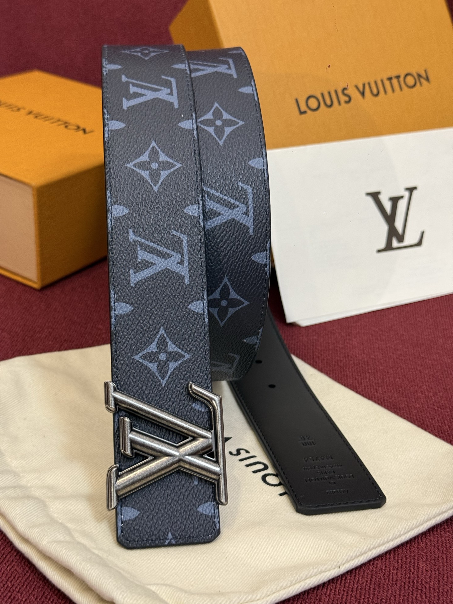 这款由西班牙制造的 LV Initiales Monogram 40mm 可翻转腰带采用了与秋季氛围相契