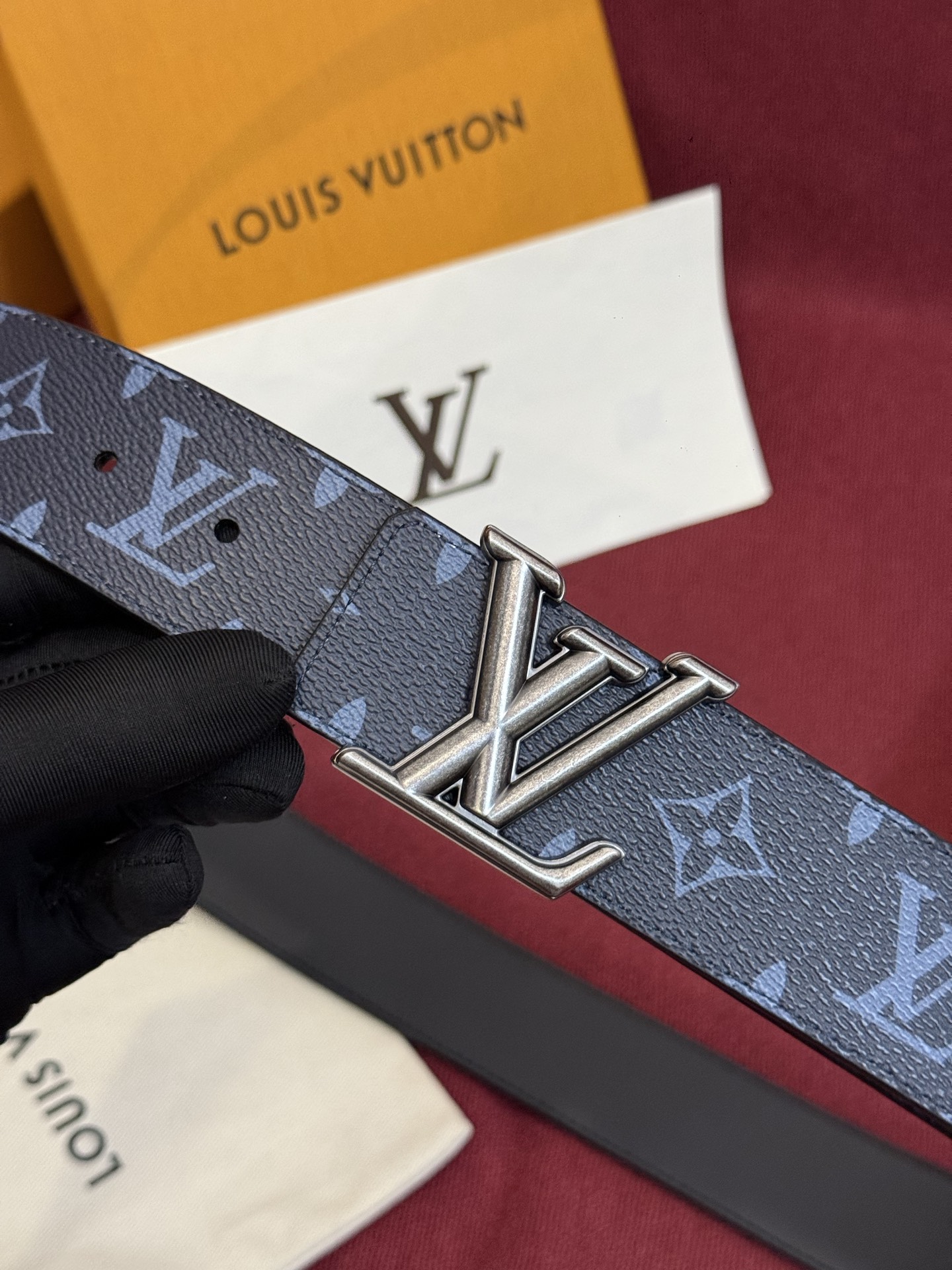 这款由西班牙制造的 LV Initiales Monogram 40mm 可翻转腰带采用了与秋季氛围相契