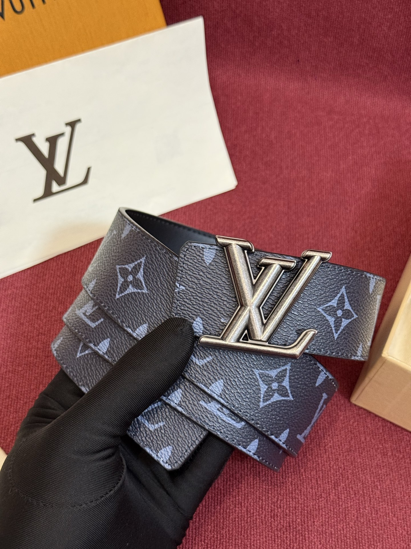 这款由西班牙制造的 LV Initiales Monogram 40mm 可翻转腰带采用了与秋季氛围相契