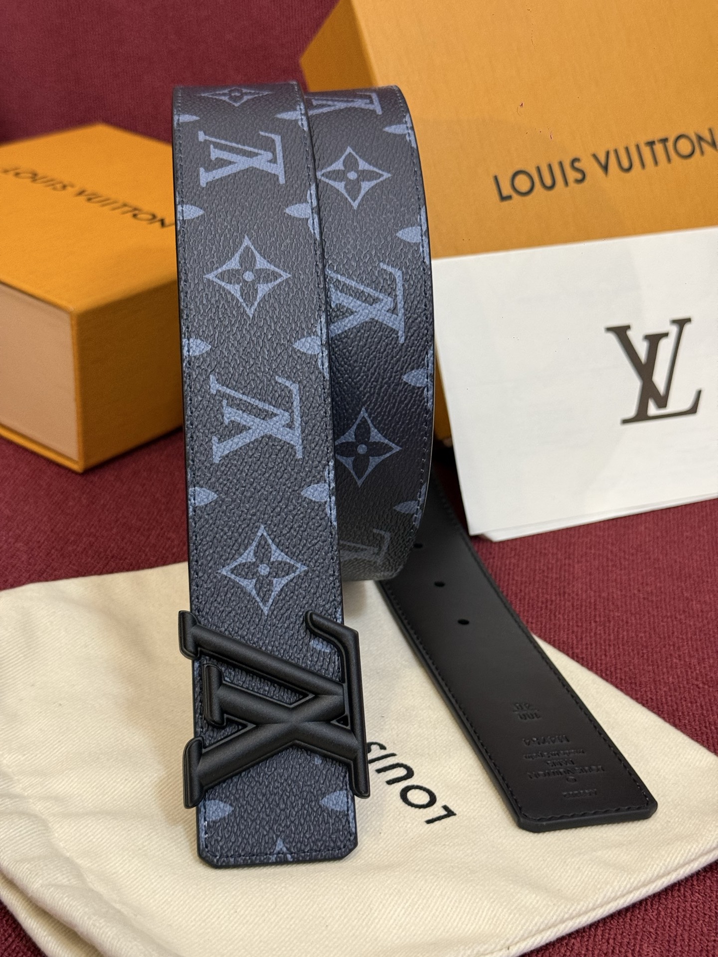 这款由西班牙制造的 LV Initiales Monogram 40mm 可翻转腰带采用了与秋季氛围相契