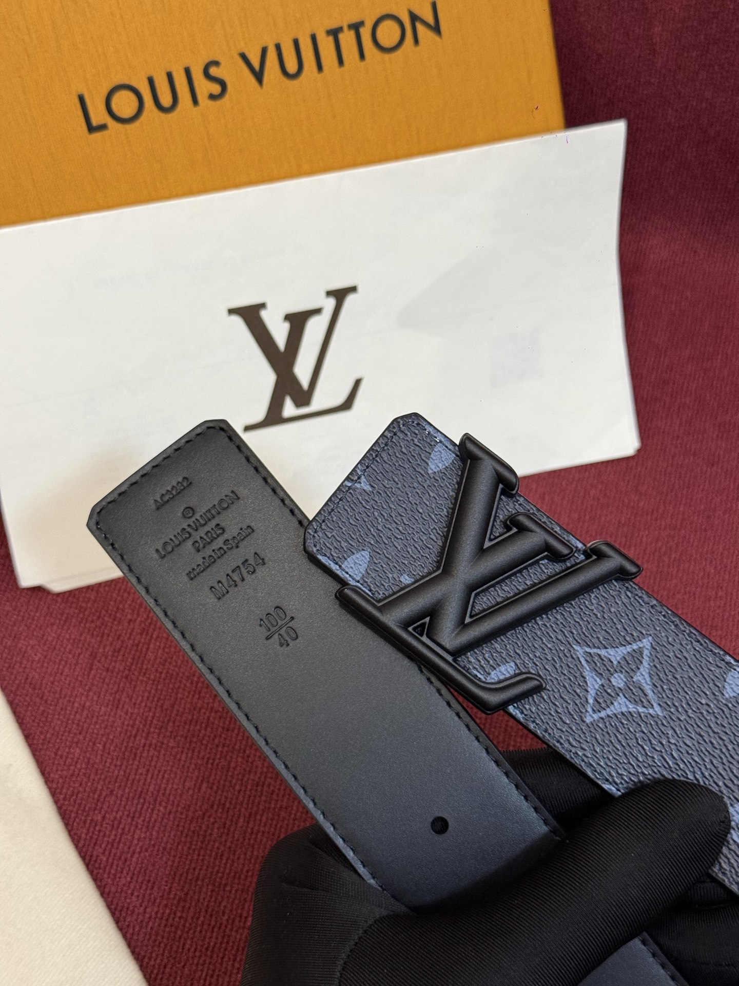 这款由西班牙制造的 LV Initiales Monogram 40mm 可翻转腰带采用了与秋季氛围相契