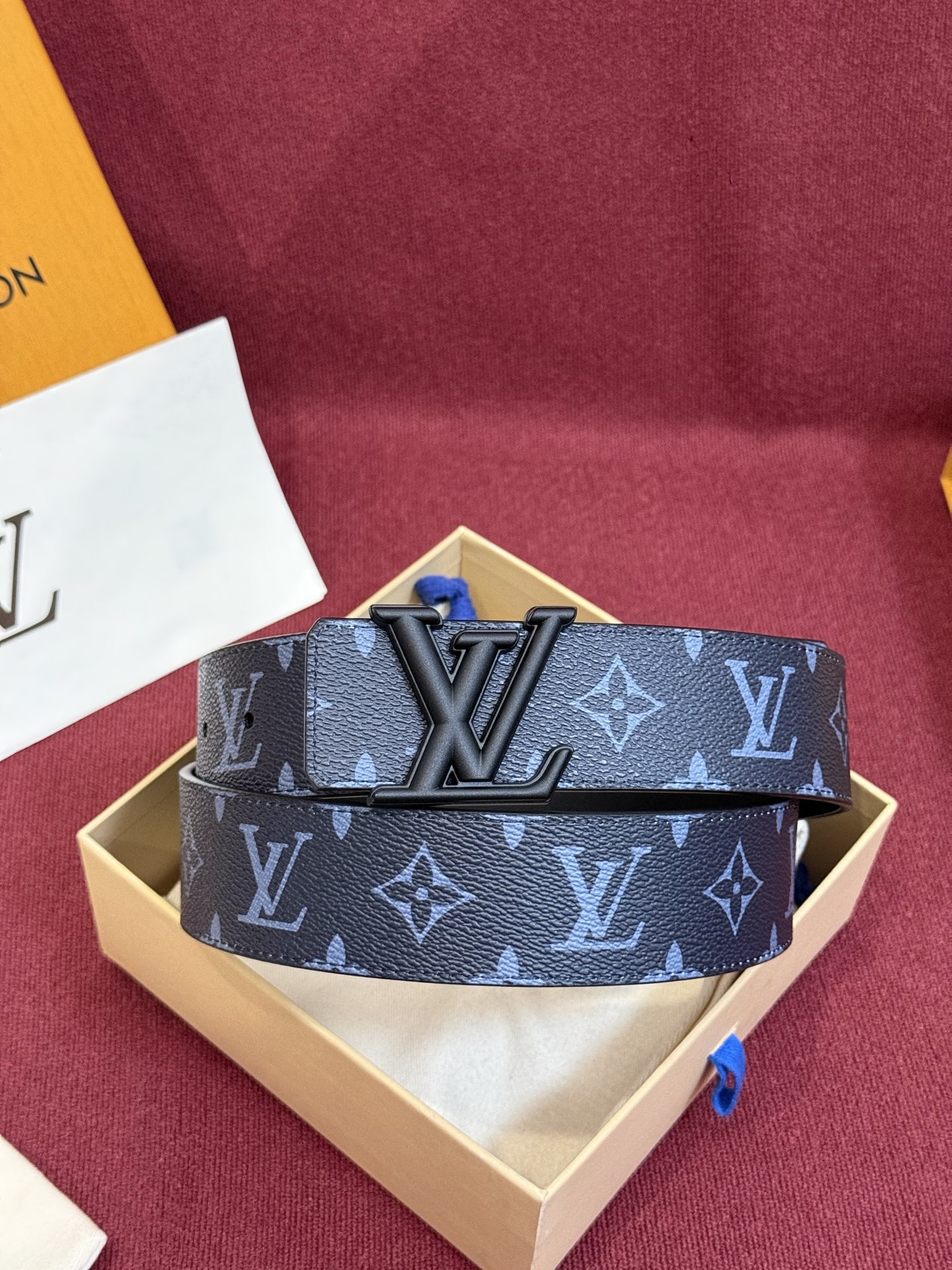 这款由西班牙制造的 LV Initiales Monogram 40mm 可翻转腰带采用了与秋季氛围相契