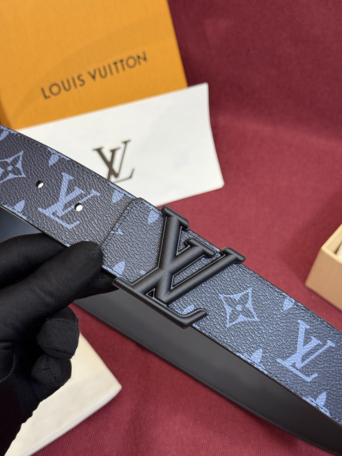 这款由西班牙制造的 LV Initiales Monogram 40mm 可翻转腰带采用了与秋季氛围相契