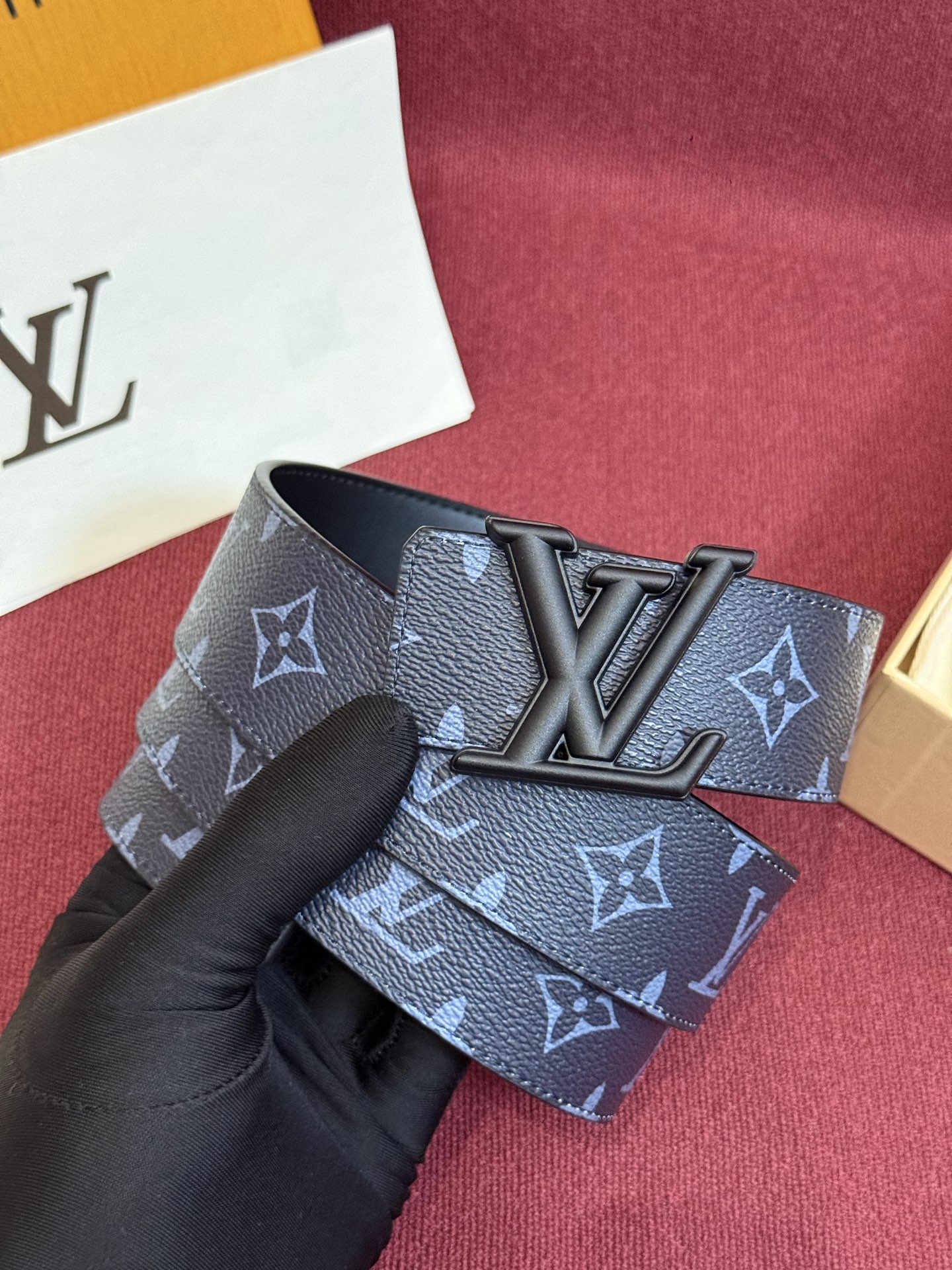 这款由西班牙制造的 LV Initiales Monogram 40mm 可翻转腰带采用了与秋季氛围相契