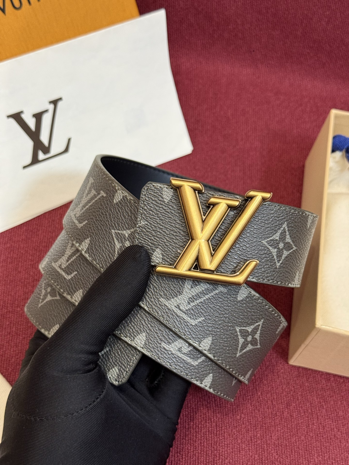 这款由西班牙制造的 LV Initiales Monogram 40mm 可翻转腰带采用了与秋季氛围相契