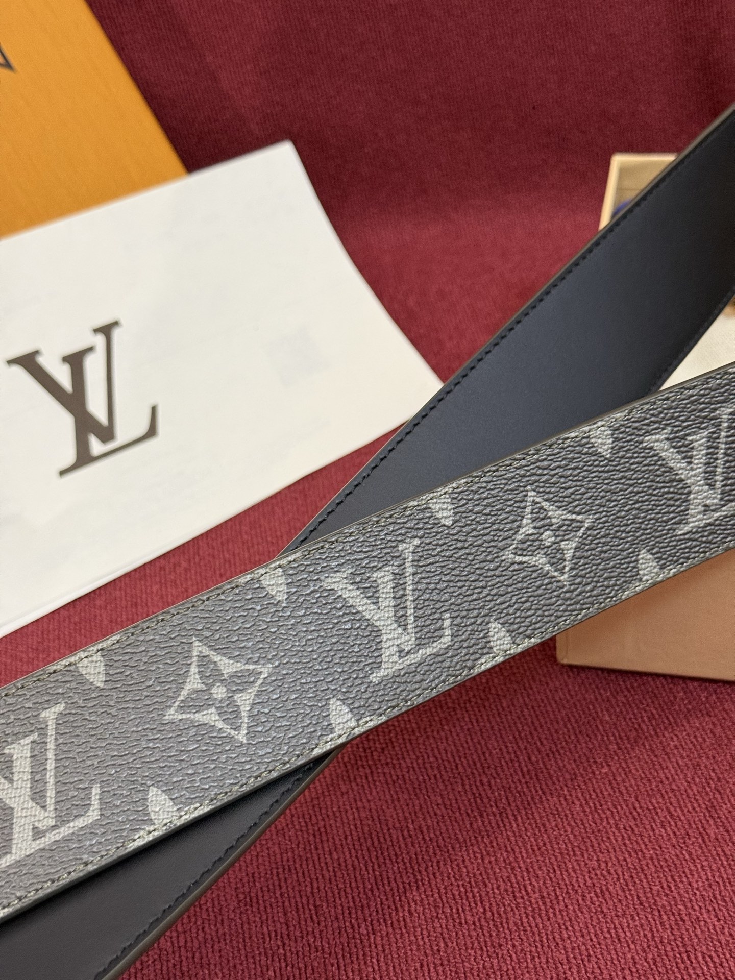 这款由西班牙制造的 LV Initiales Monogram 40mm 可翻转腰带采用了与秋季氛围相契