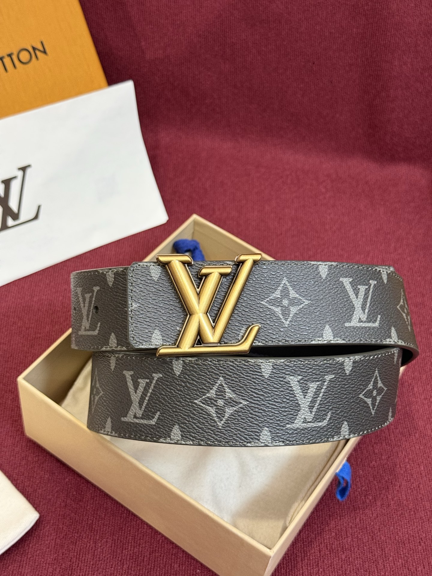 这款由西班牙制造的 LV Initiales Monogram 40mm 可翻转腰带采用了与秋季氛围相契