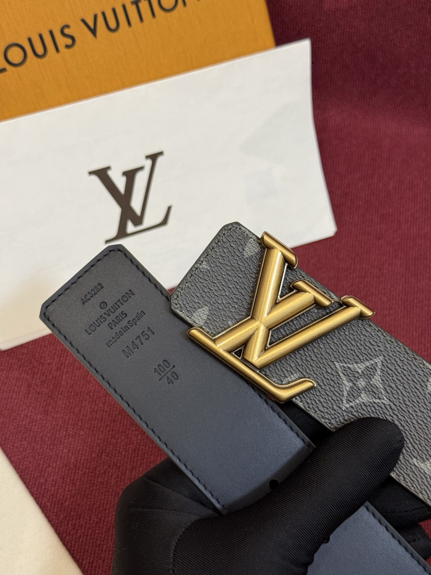这款由西班牙制造的 LV Initiales Monogram 40mm 可翻转腰带采用了与秋季氛围相契