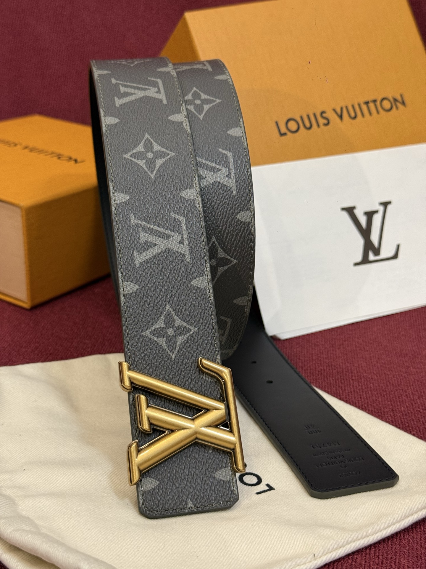 这款由西班牙制造的 LV Initiales Monogram 40mm 可翻转腰带采用了与秋季氛围相契