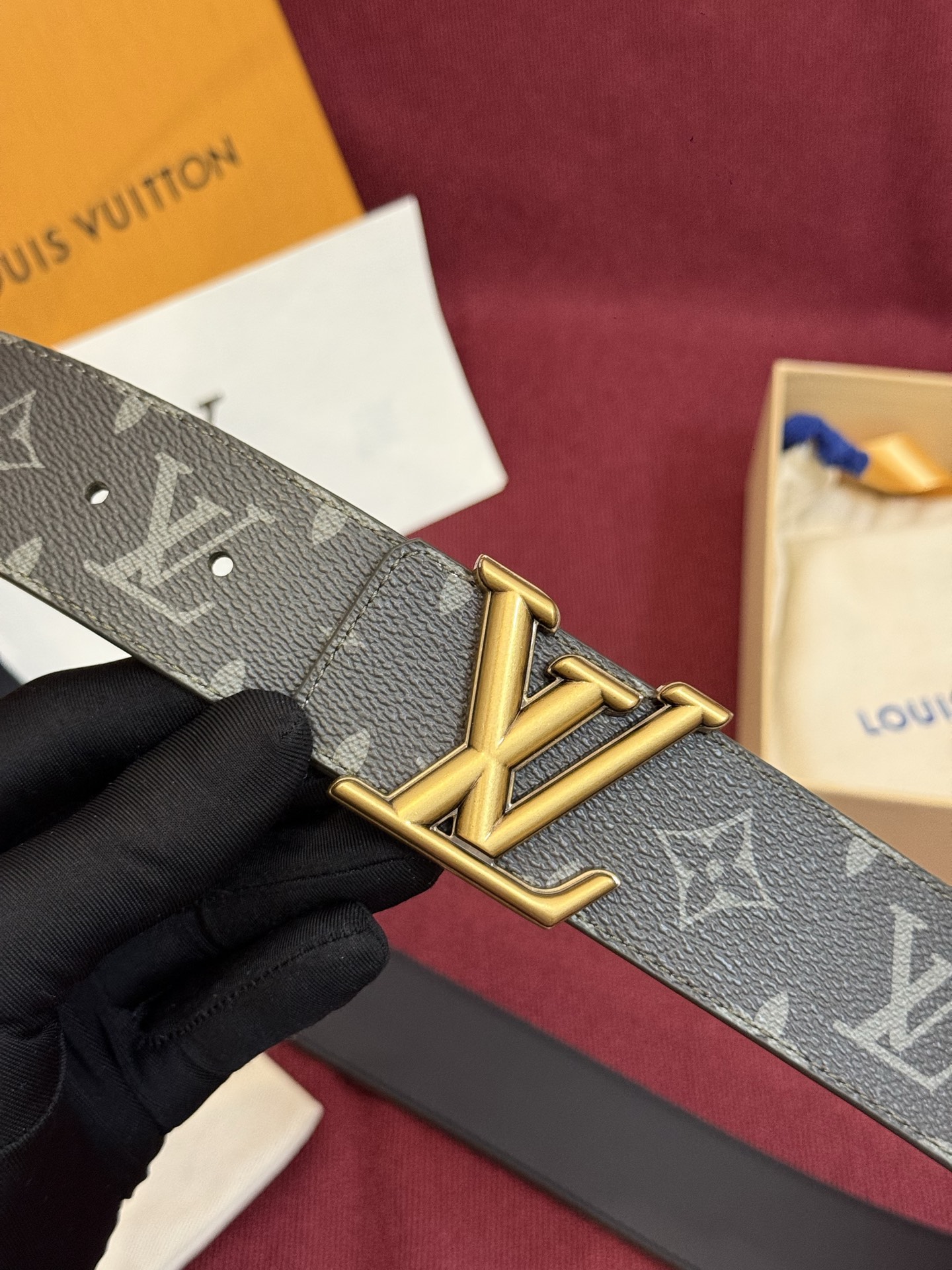这款由西班牙制造的 LV Initiales Monogram 40mm 可翻转腰带采用了与秋季氛围相契