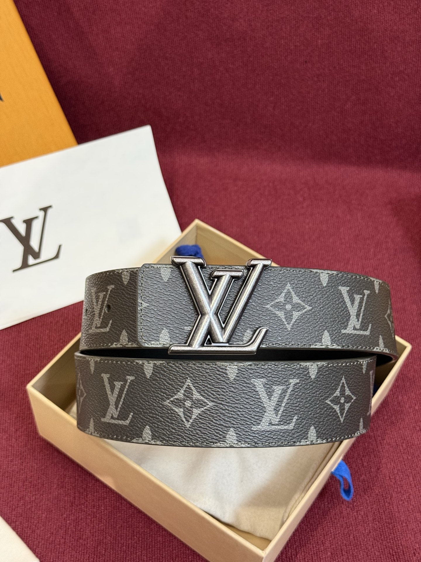 这款由西班牙制造的 LV Initiales Monogram 40mm 可翻转腰带采用了与秋季氛围相契