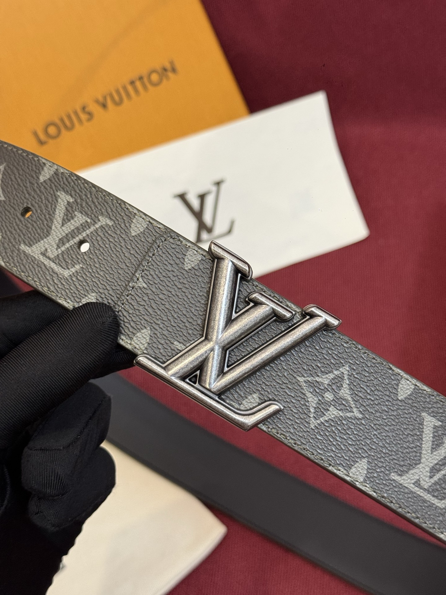 这款由西班牙制造的 LV Initiales Monogram 40mm 可翻转腰带采用了与秋季氛围相契