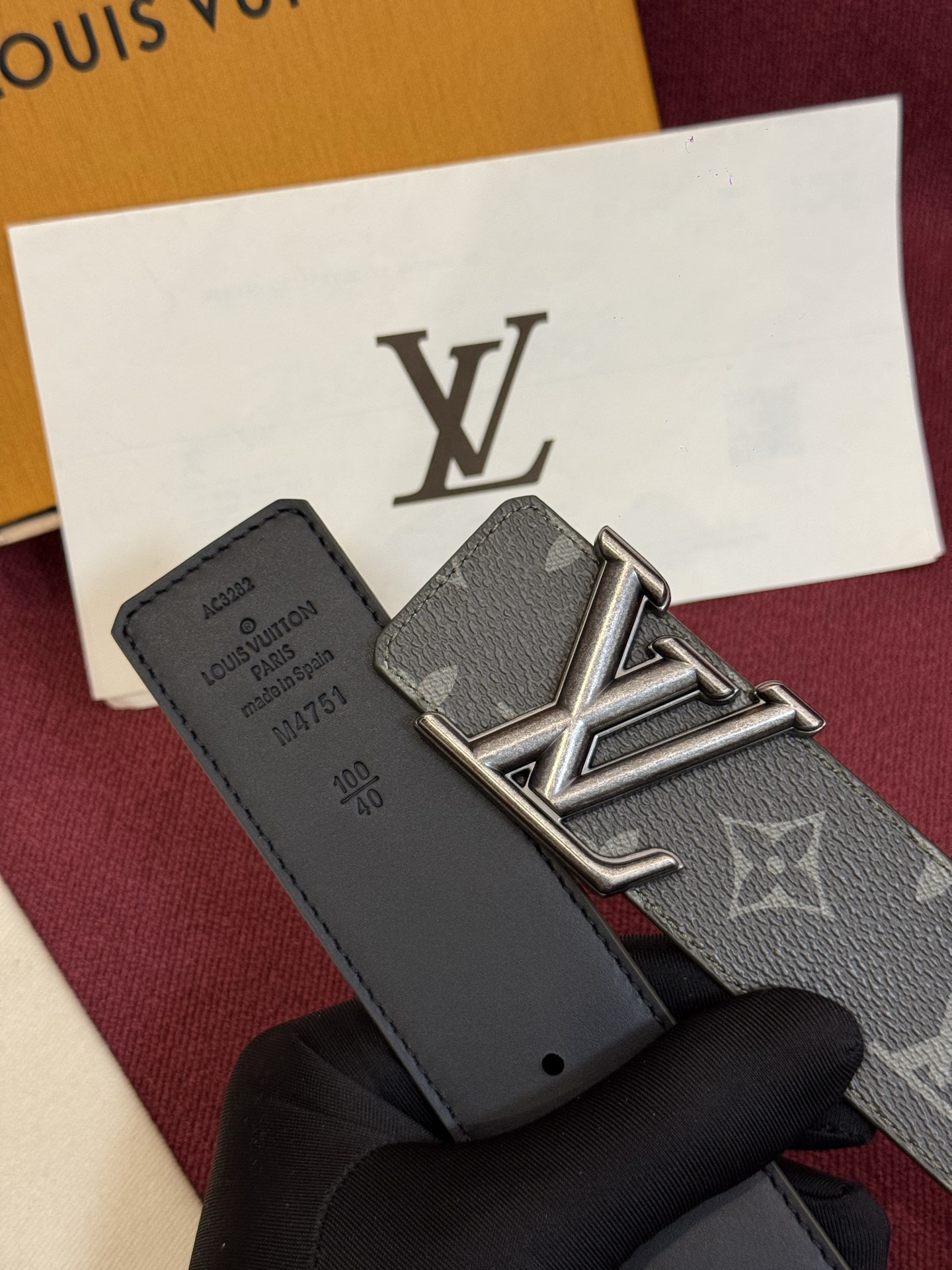 这款由西班牙制造的 LV Initiales Monogram 40mm 可翻转腰带采用了与秋季氛围相契
